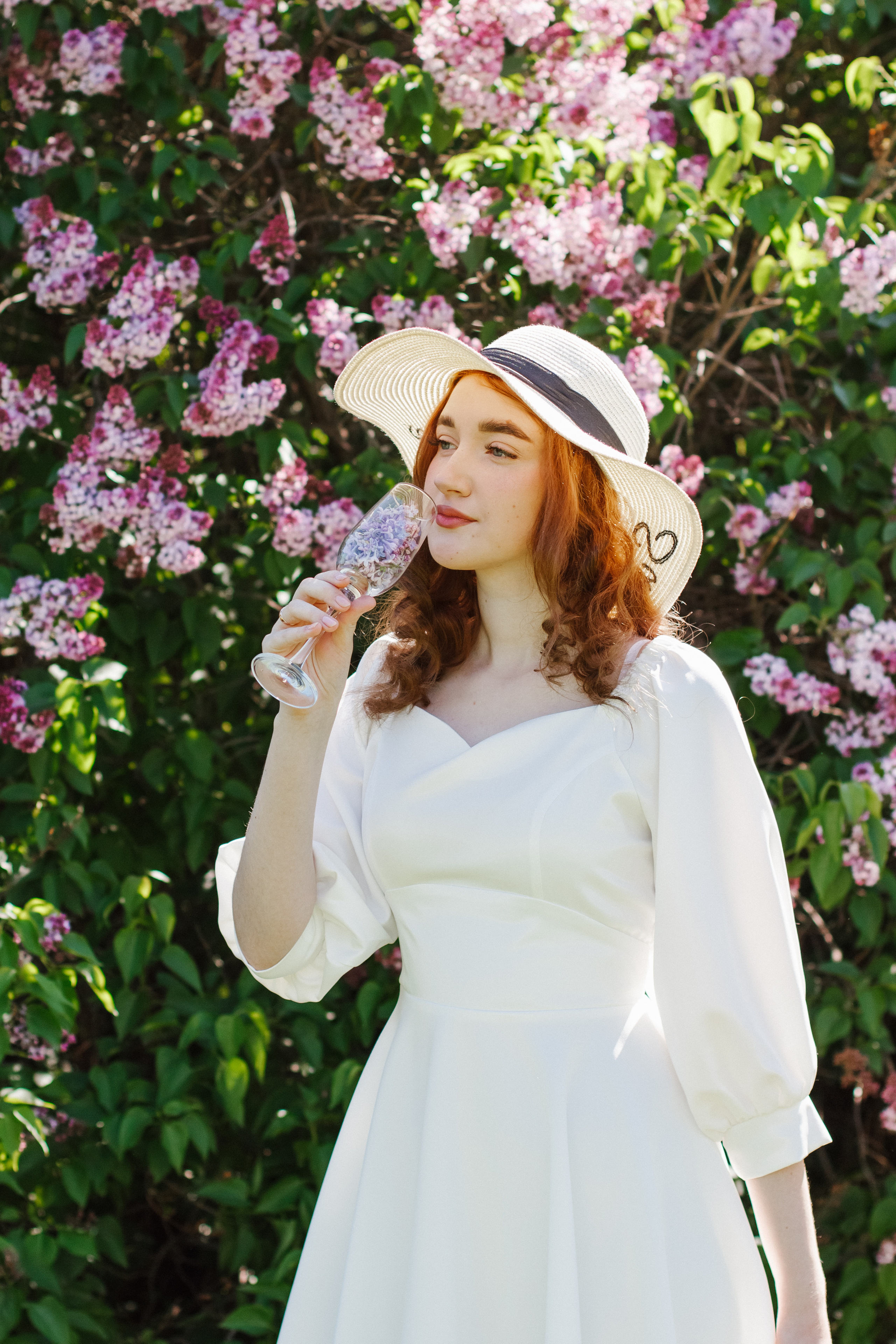 Фотосессия с цветущей сиренью. Контентный фотограф в Перми Натали Кытманова