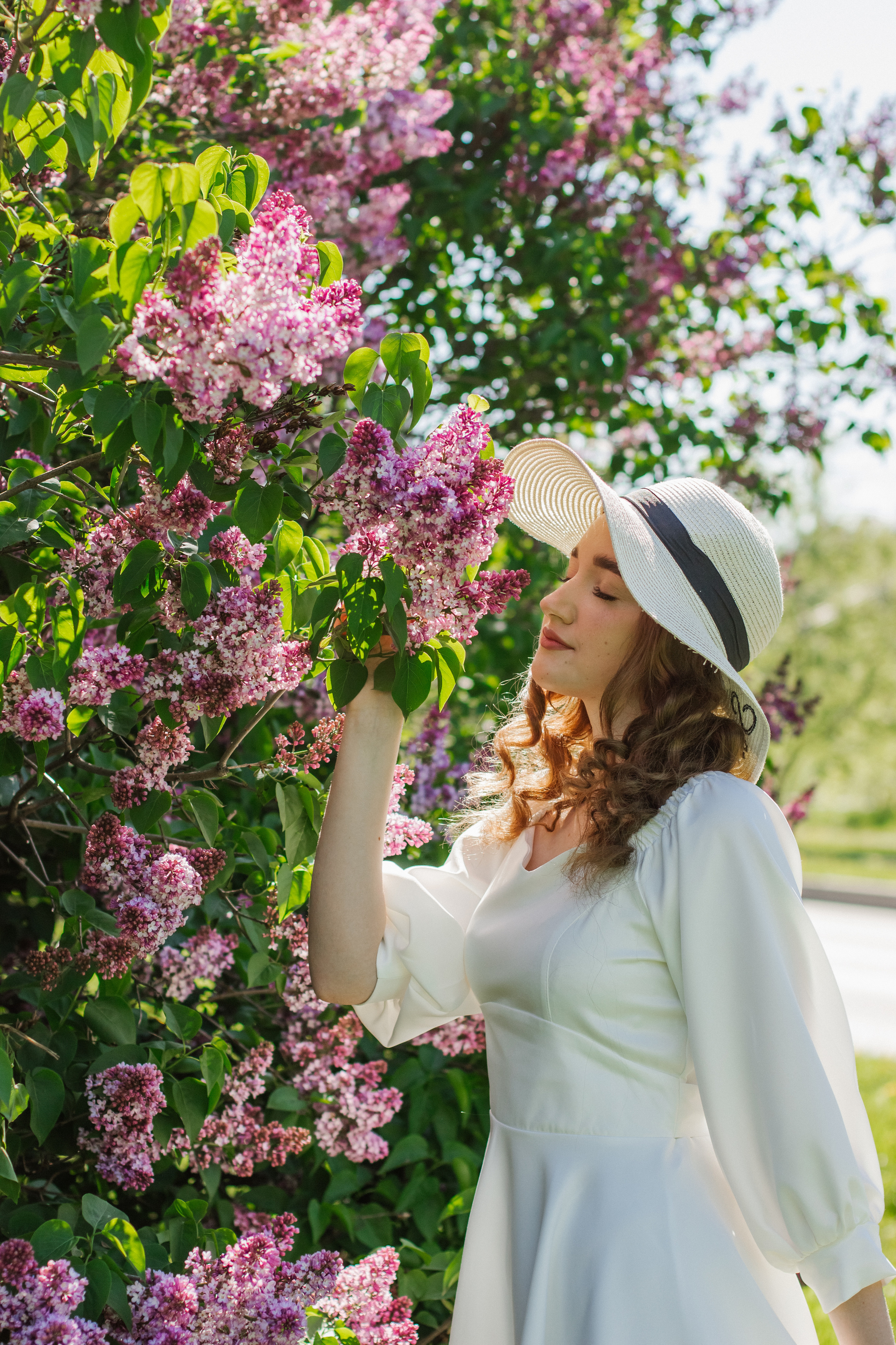 Фотосессия с цветущей сиренью. Контентный фотограф в Перми Натали Кытманова