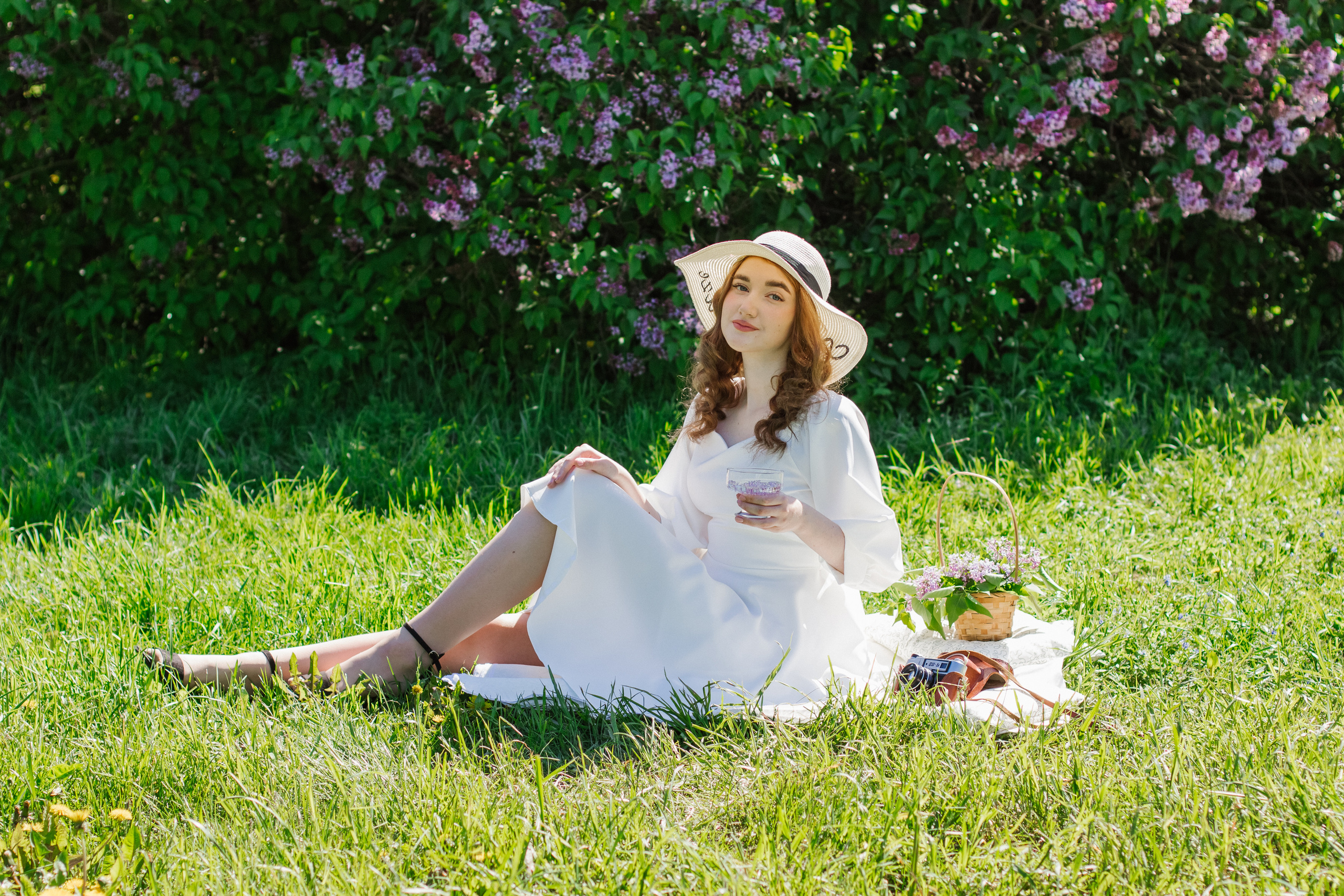 Фотосессия с цветущей сиренью. Контентный фотограф в Перми Натали Кытманова