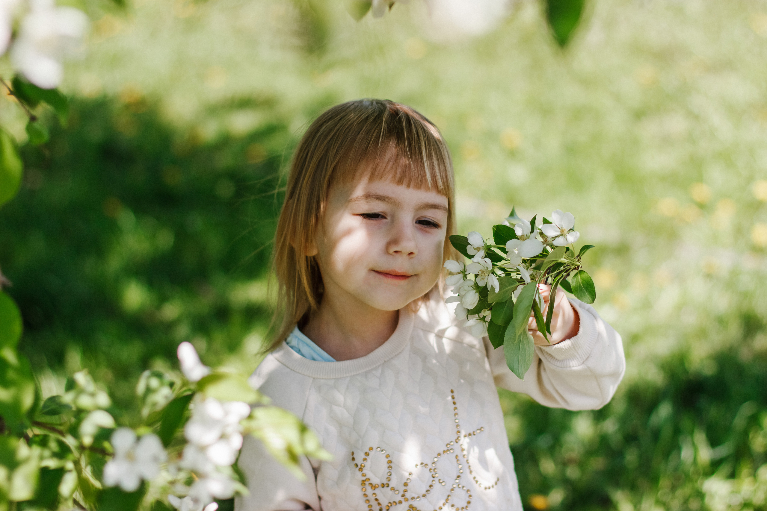 Фотосессия с цветущими яблонями. Контентный фотограф в Перми Натали Кытманова
