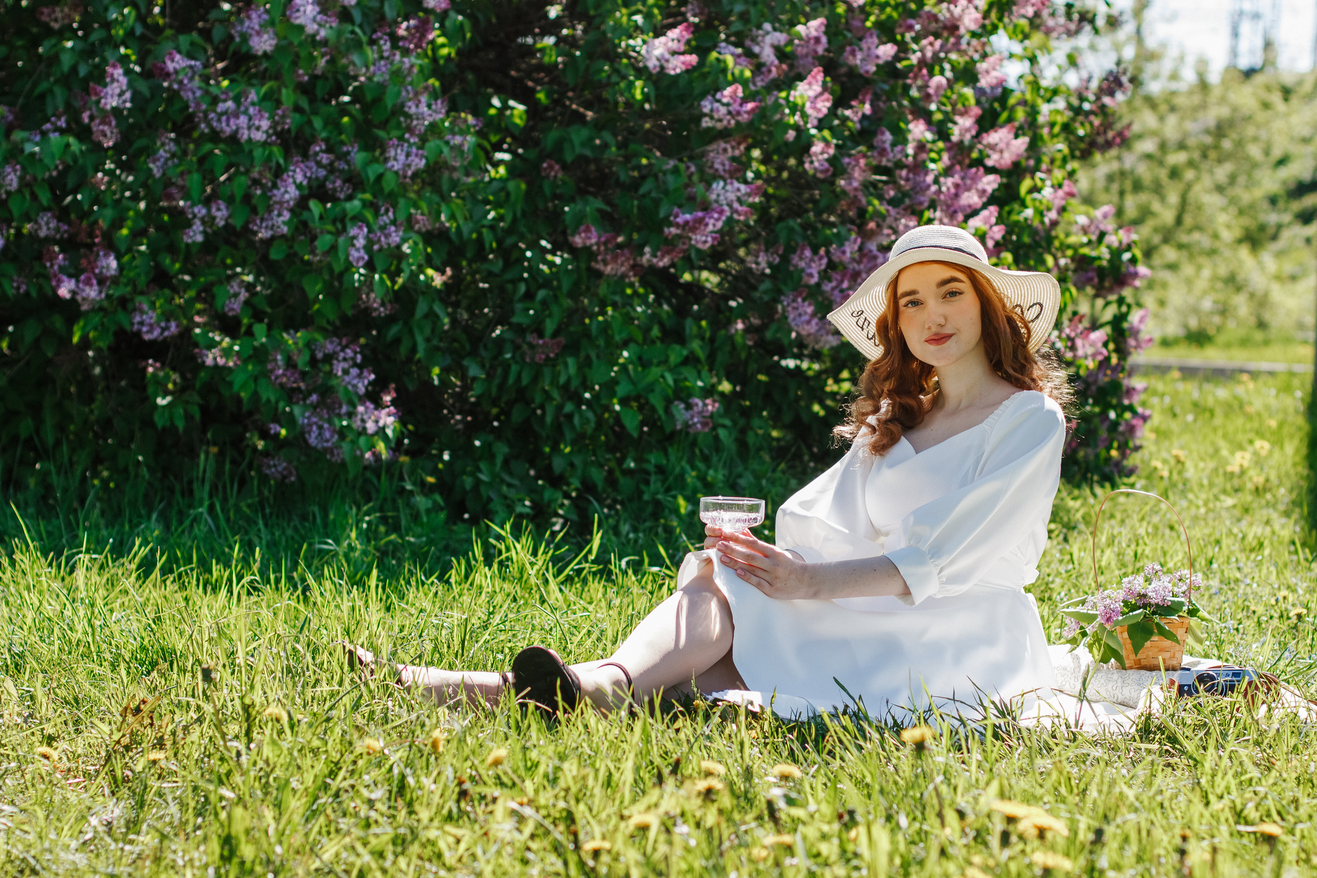 Фотосессия с цветущей сиренью. Контентный фотограф в Перми Натали Кытманова