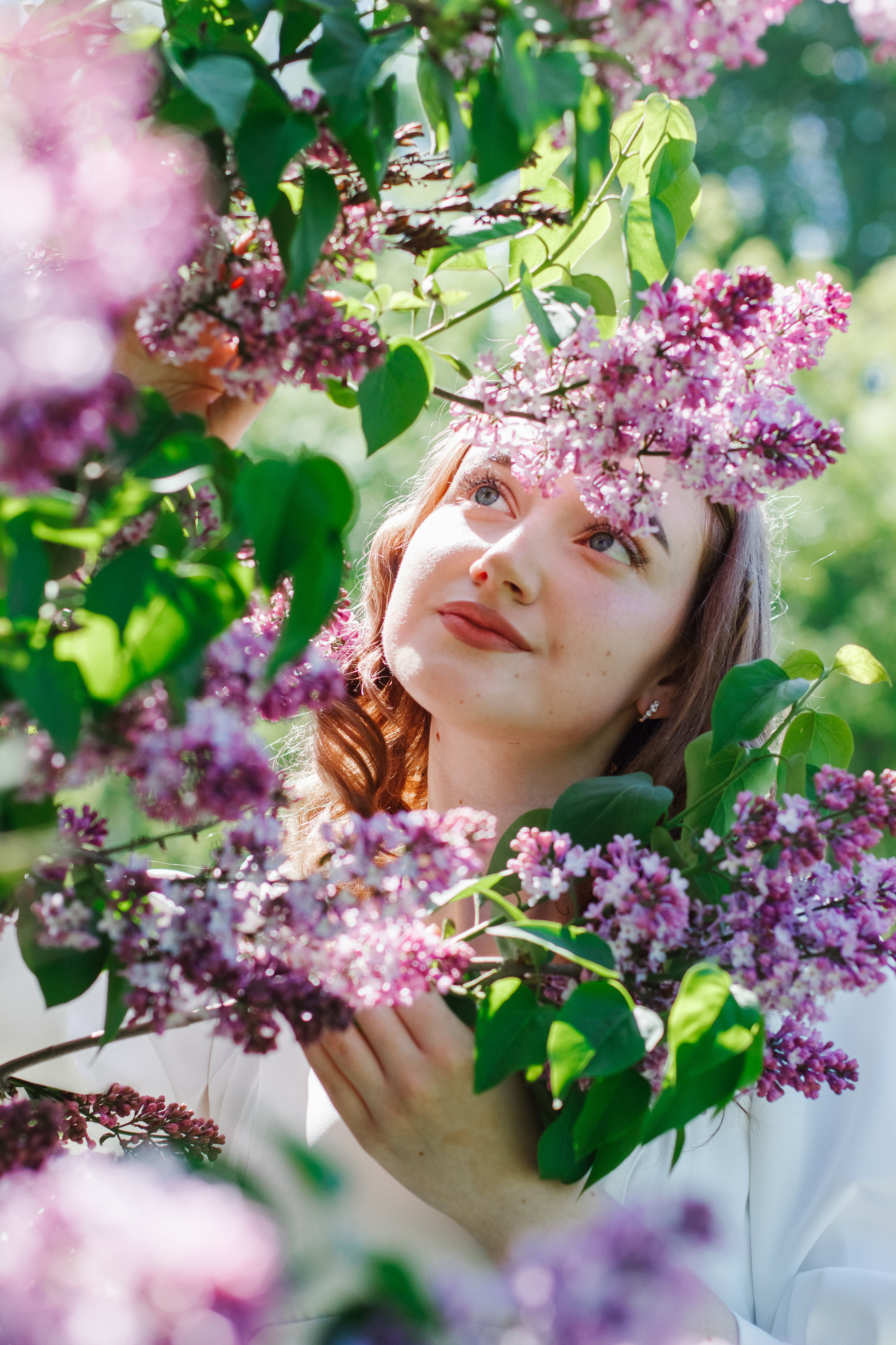 Фотосессия с цветущей сиренью. Контентный фотограф в Перми Натали Кытманова