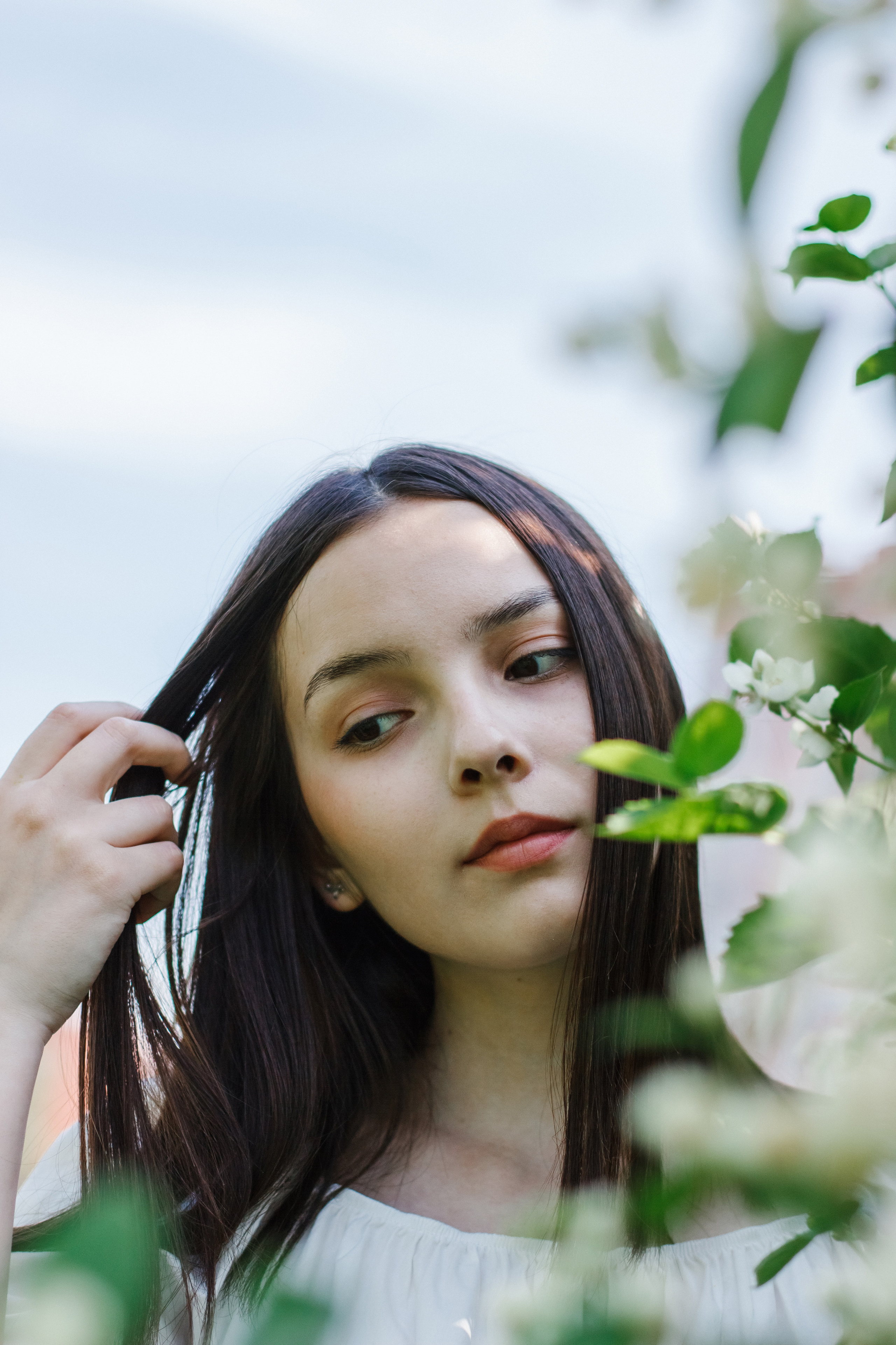 Фотосессия с цветущим жасмином. Контентный фотограф в Перми Натали Кытманова