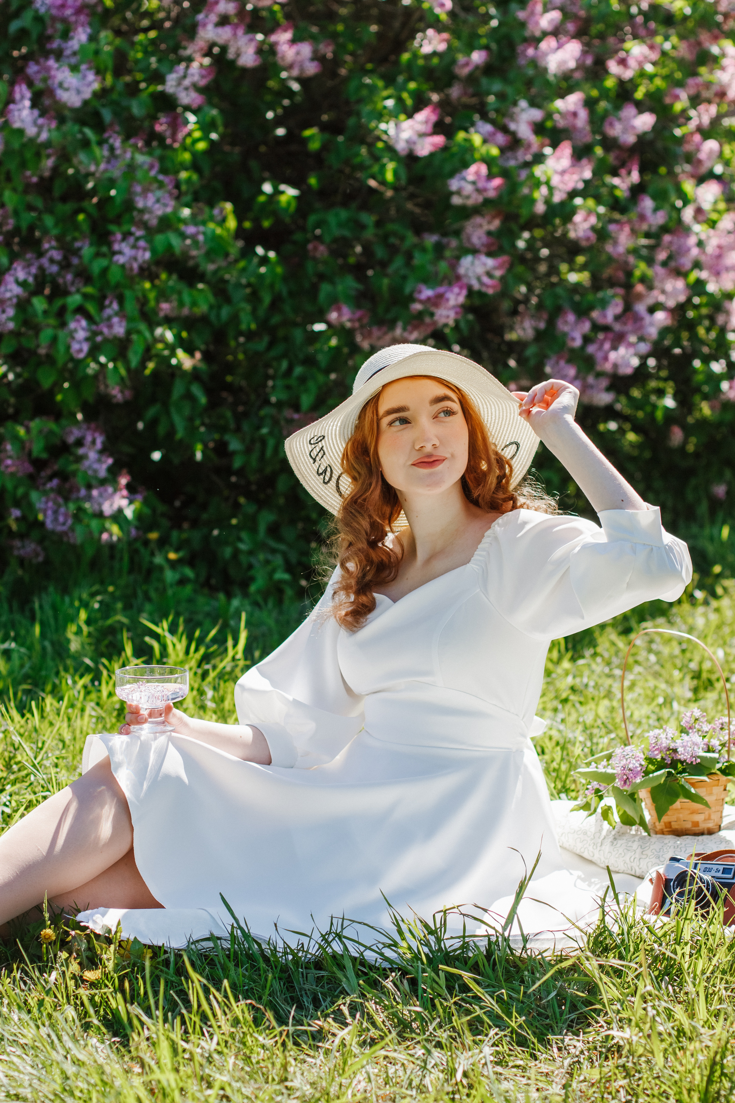 Фотосессия с цветущей сиренью. Контентный фотограф в Перми Натали Кытманова