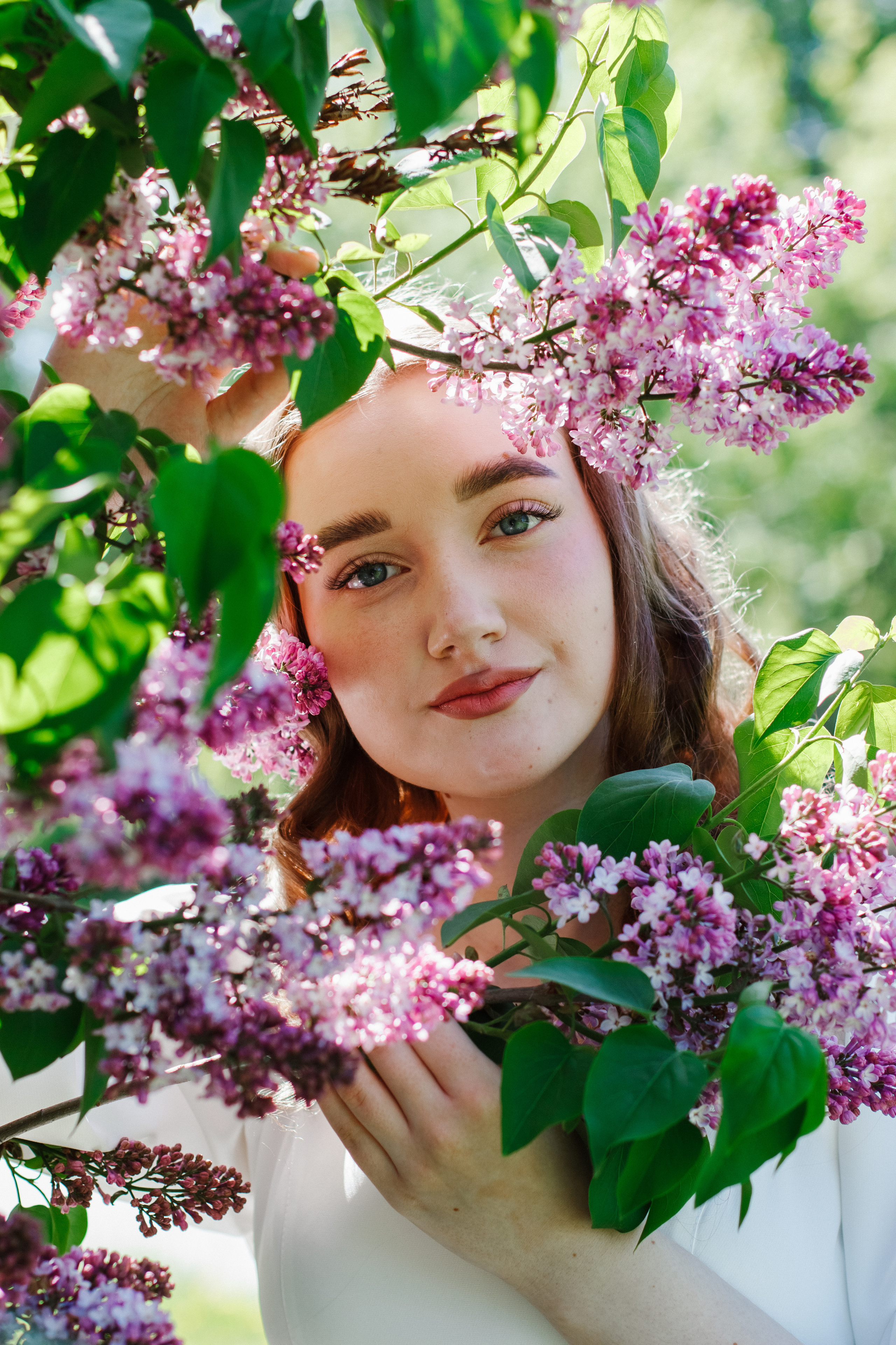 Фотосессия с цветущей сиренью. Контентный фотограф в Перми Натали Кытманова