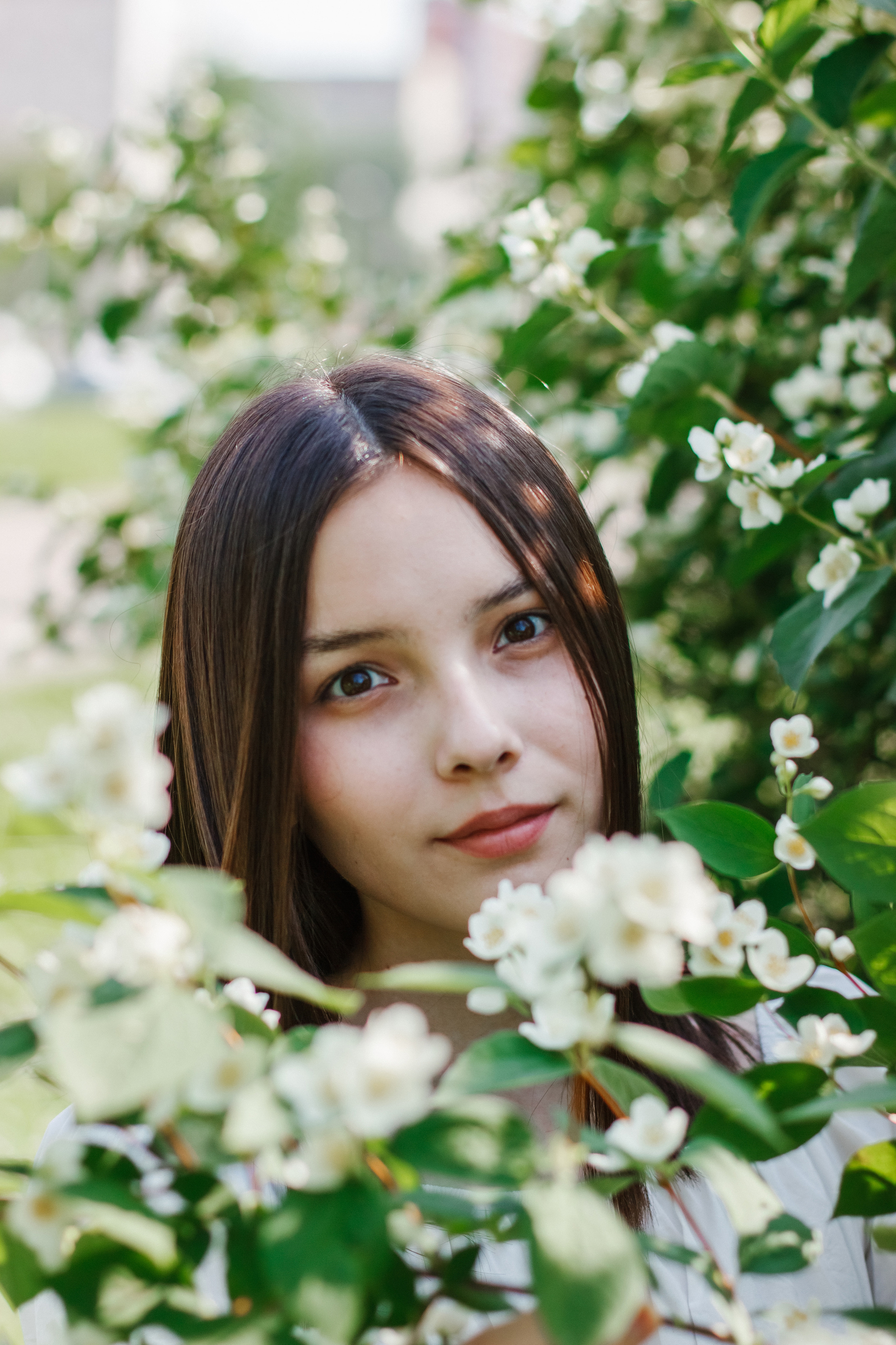 Фотосессия с цветущим жасмином. Контентный фотограф в Перми Натали Кытманова