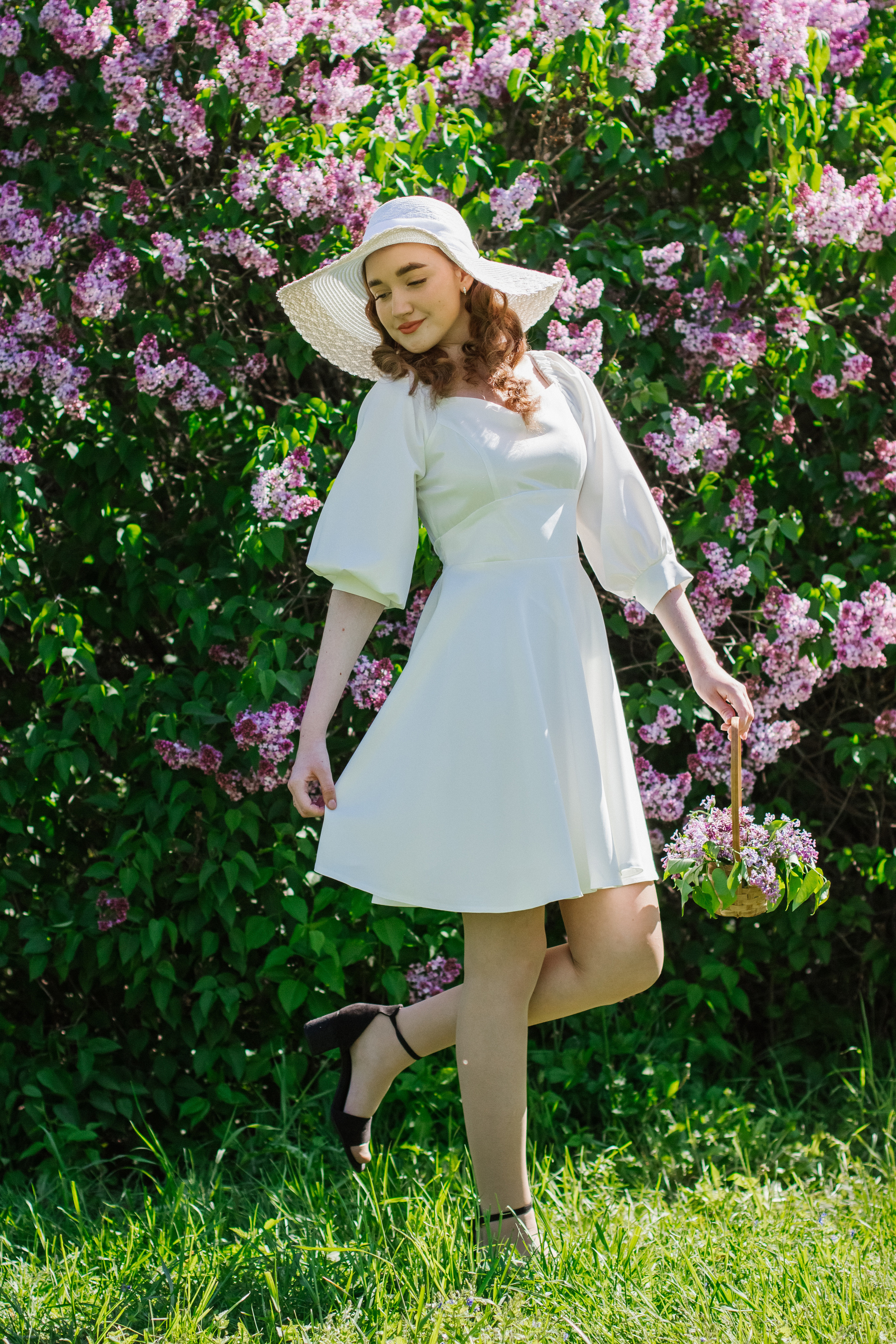 Фотосессия с цветущей сиренью. Контентный фотограф в Перми Натали Кытманова