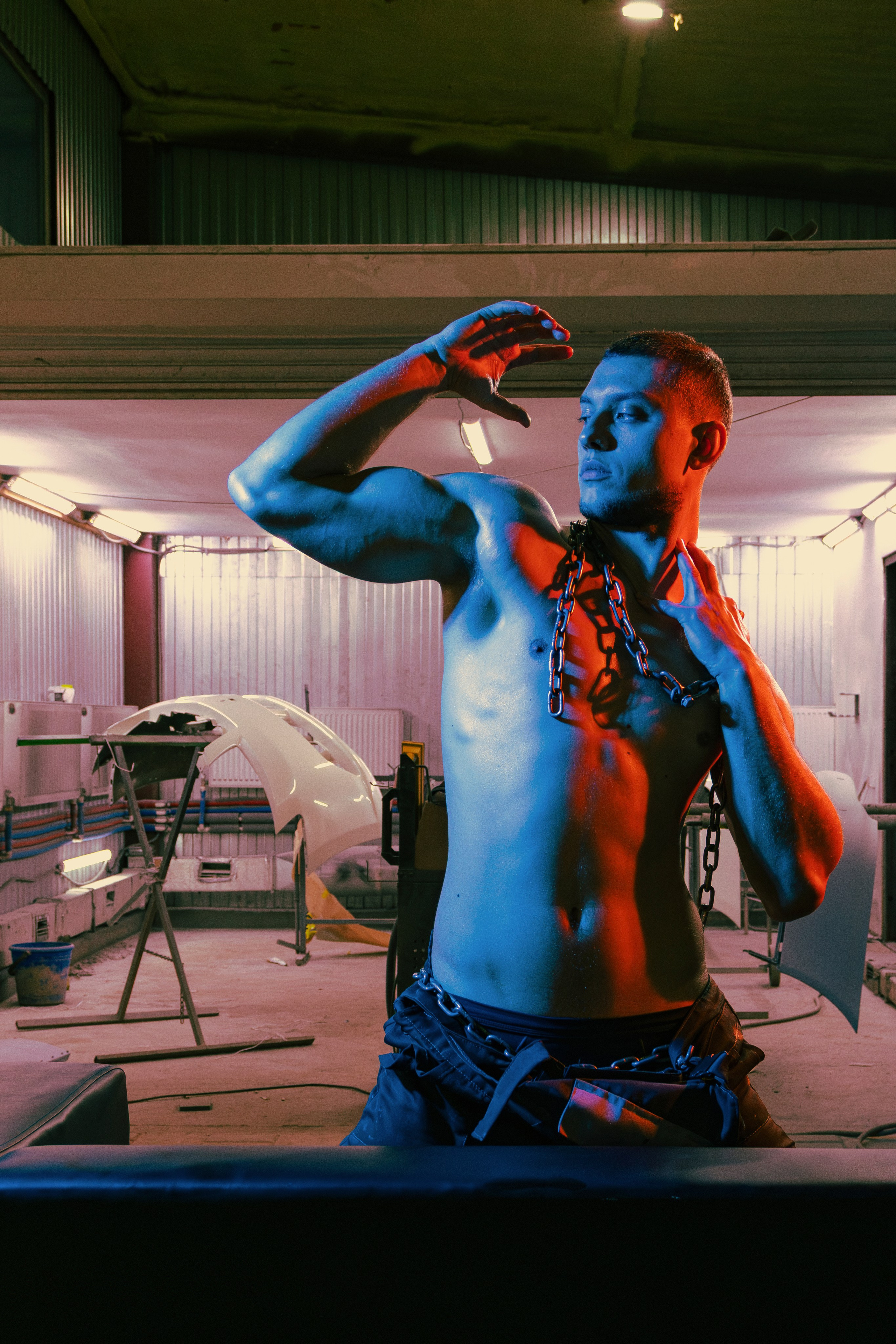 Модная фотосессия танцоров в атмосфере автосервиса, где каждый кадр демонстрирует идеальное сочетание физической формы и артистизма, подчеркнутое журнальным стилем съемки.