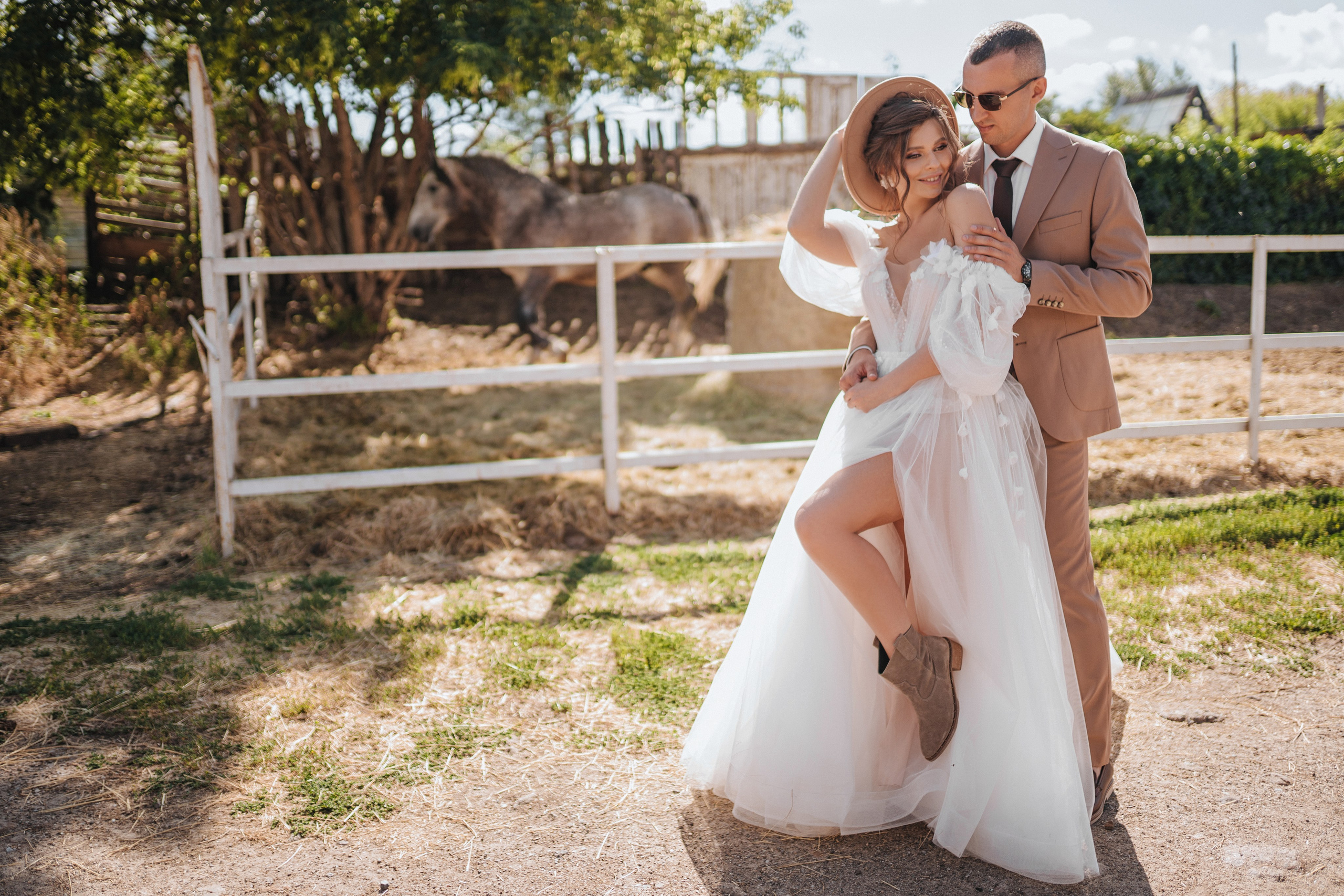 Свадебная фотосессия с лошадью, невеста в шляпке