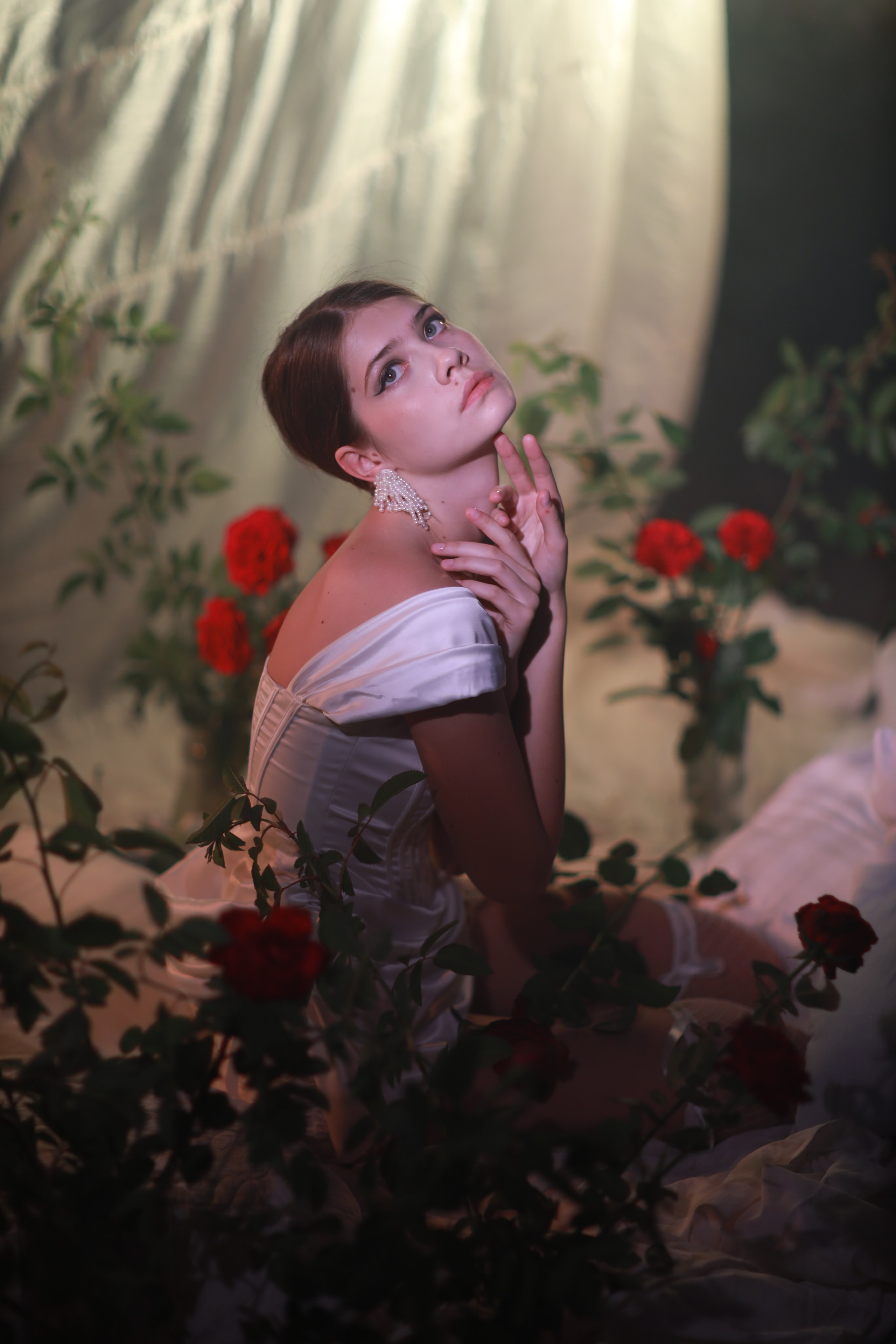 Розы и белое платье. Съемка в студии под ваш запрос, студийные съемки, фотографии архитектурных объектов — Александр Евстигнеев — фотограф Москва