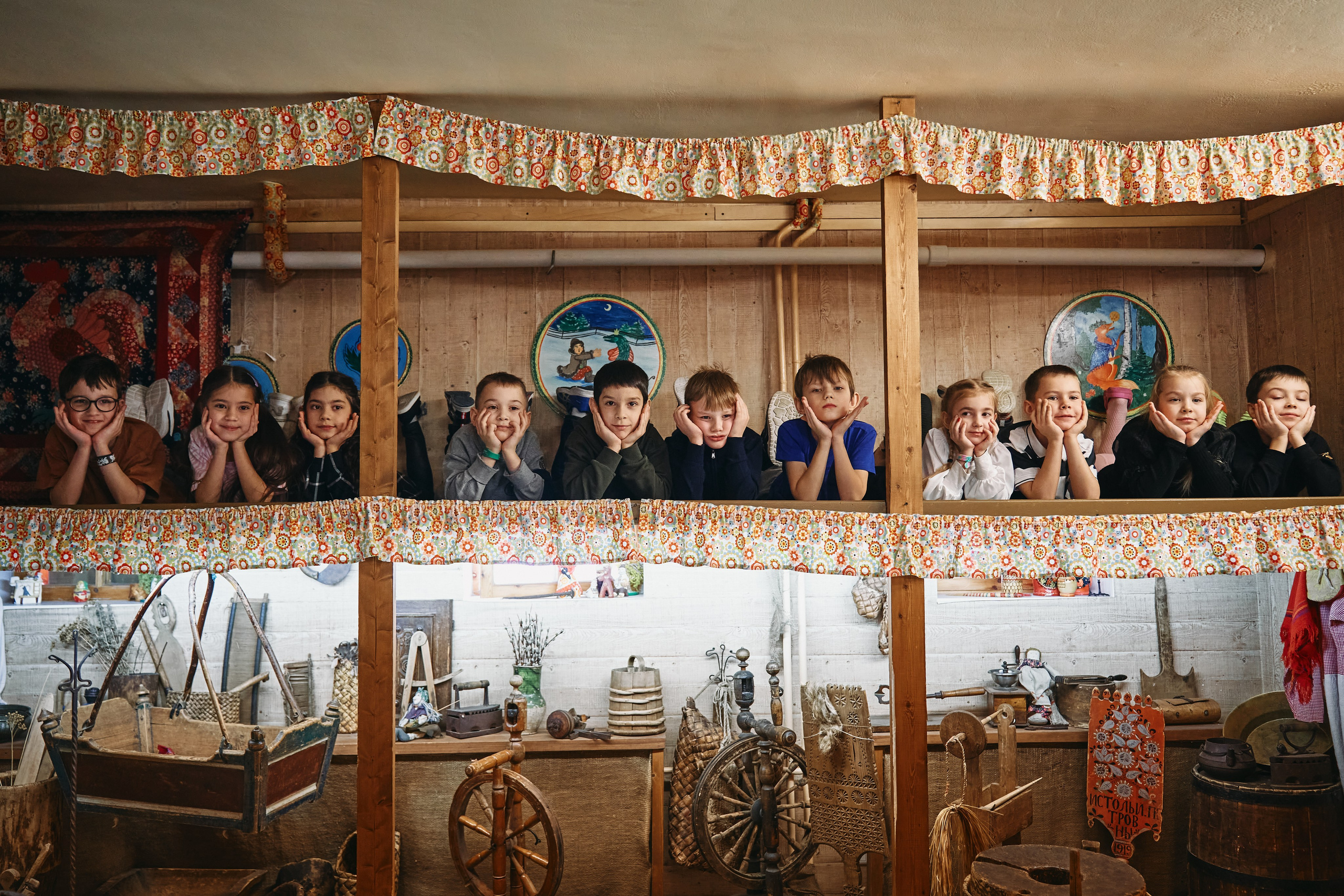 Ребята щкольники и дети могкт пролезть в печку и полежать на настоящих полатях 