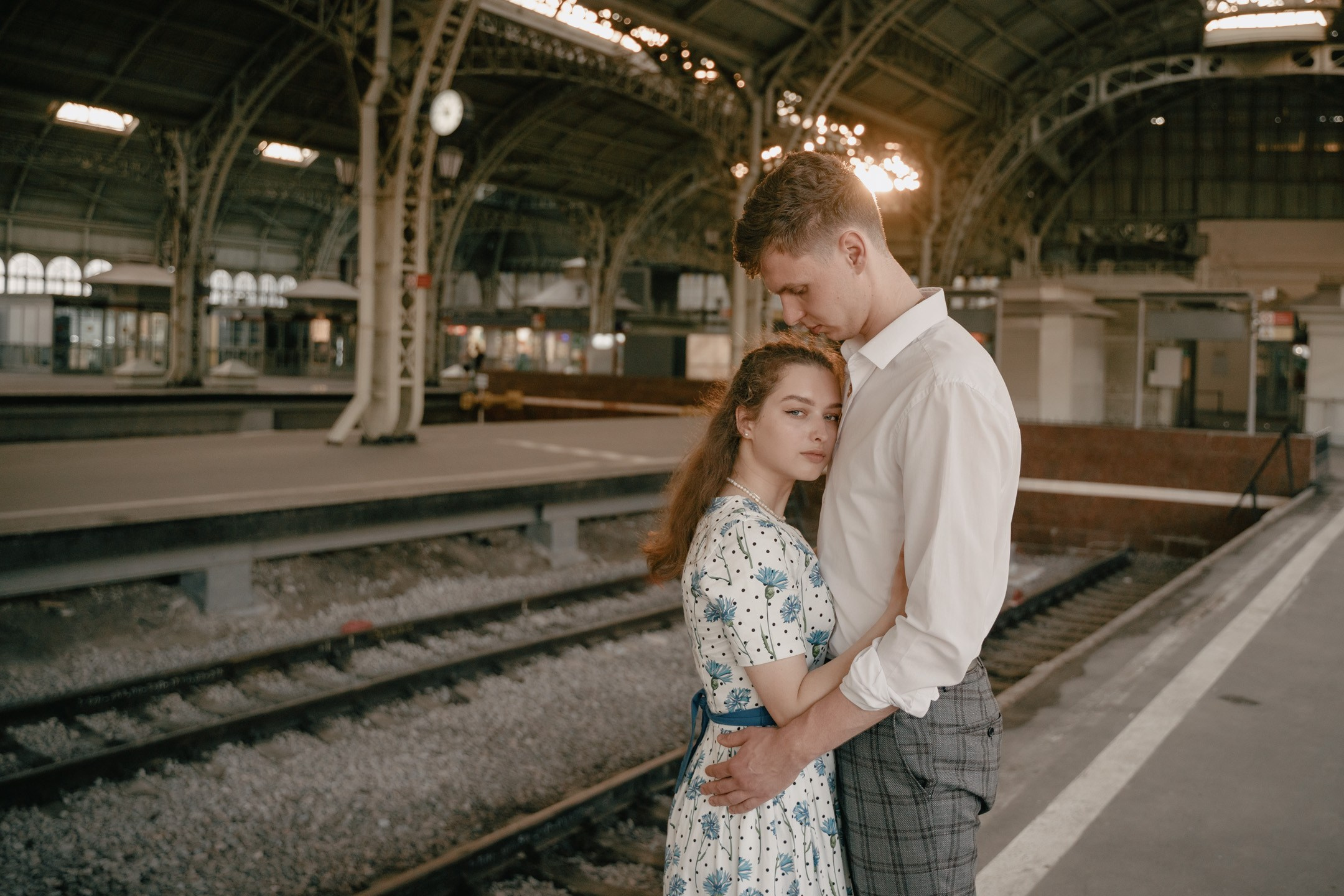 Кадр девушки и парня на Витебском вокзале 