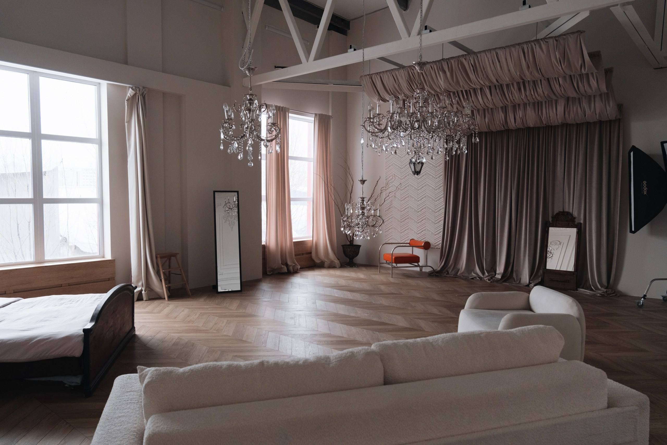 Фотостудия CIRCLE 2.0, зал Картье — просторное помещение с высокими потолками, мягким рассеянным светом и современной студийной техникой для профессиональных фотосессий.