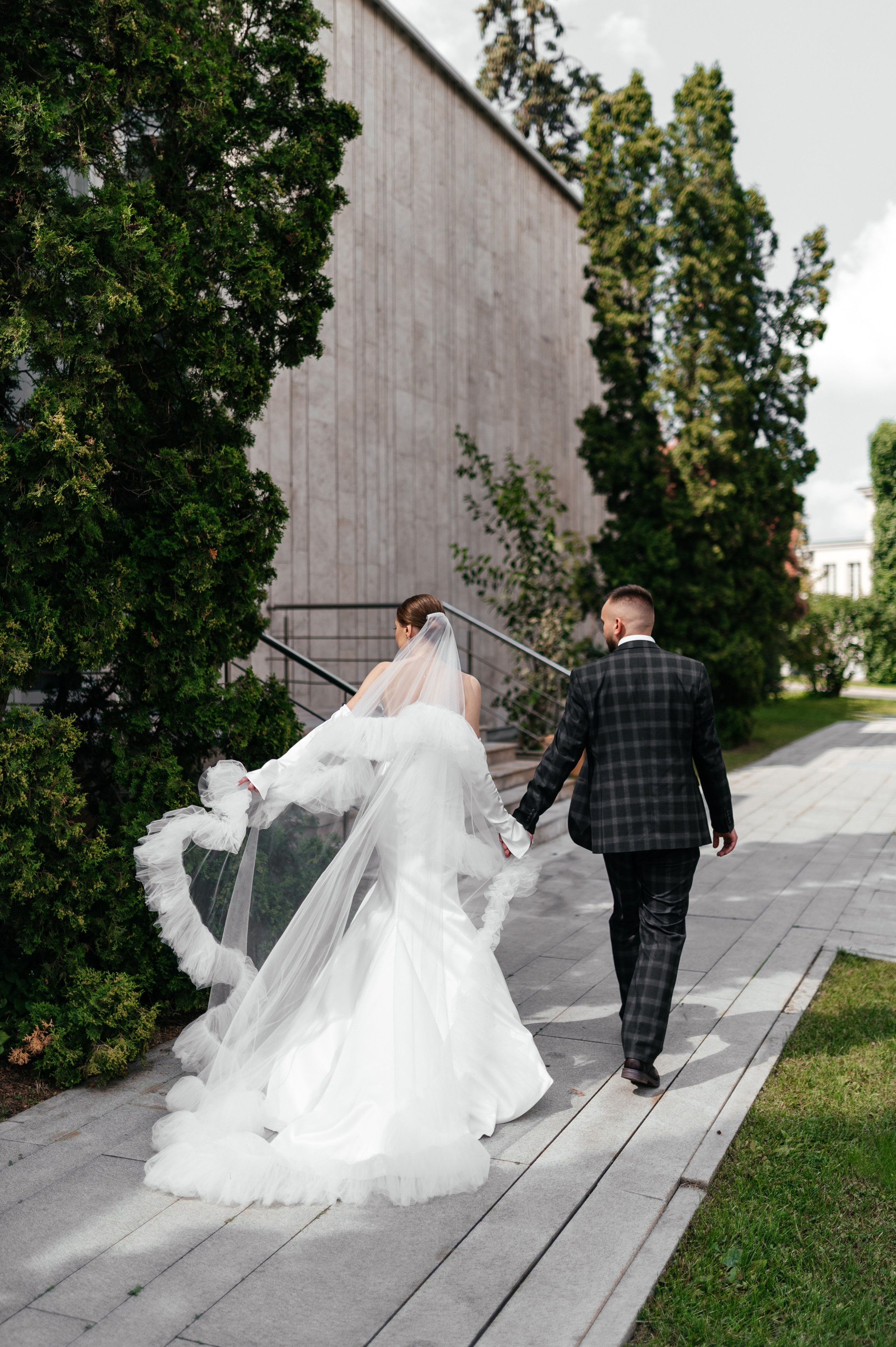 Очень красивая фата невесты развивается по ветру.