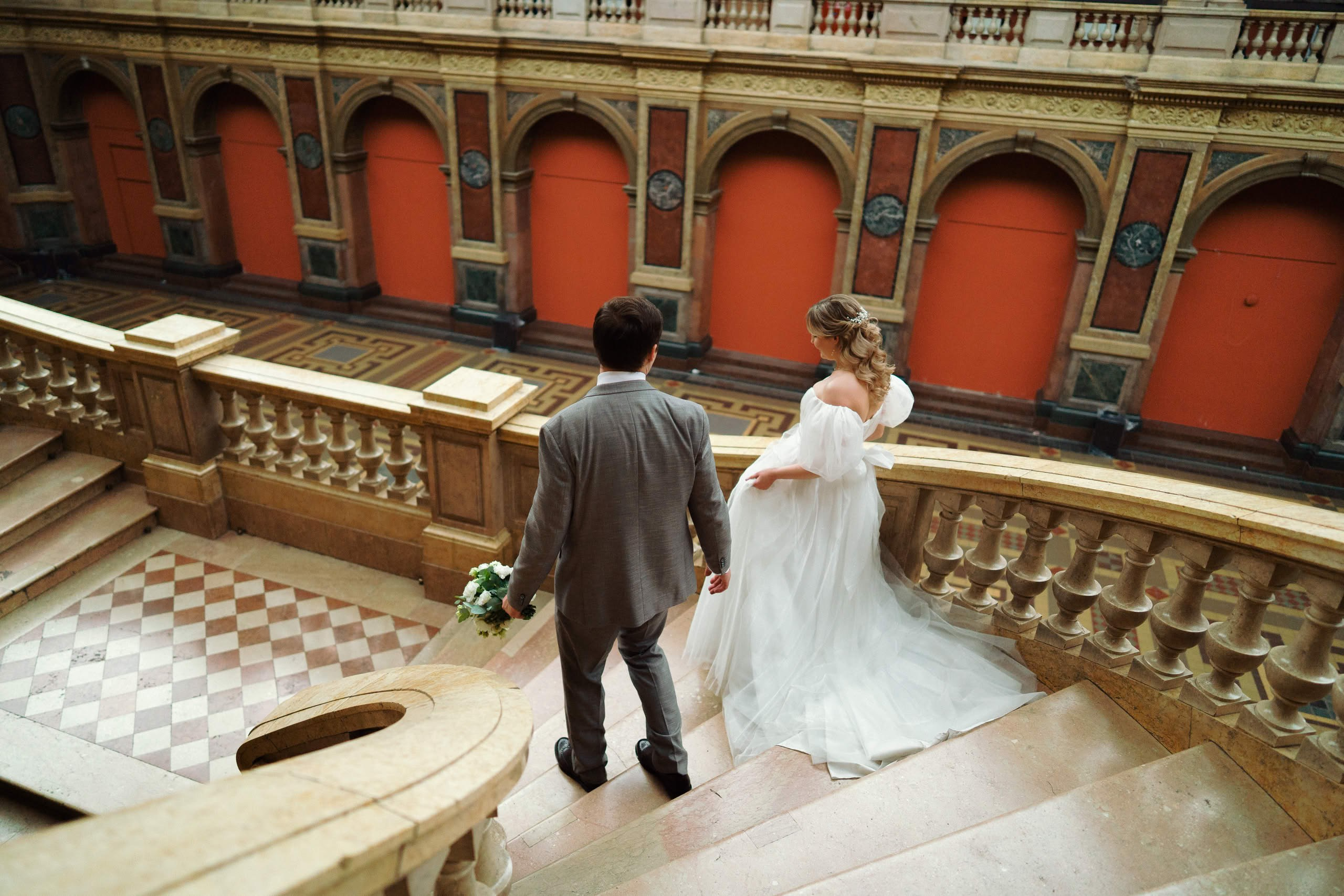 Мария и Алексей спускаются по лестнице Академии Штиглица