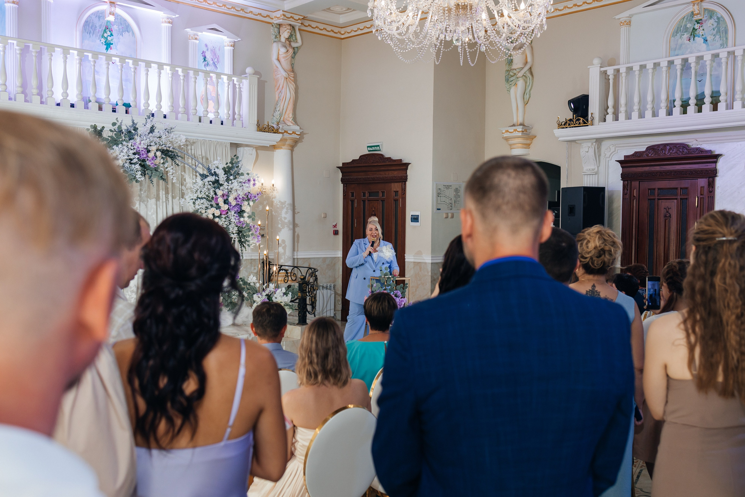 Трогательная выездная церемония в уютном ресторане. Олег Сверчков | Свадебный фотограф Вологда