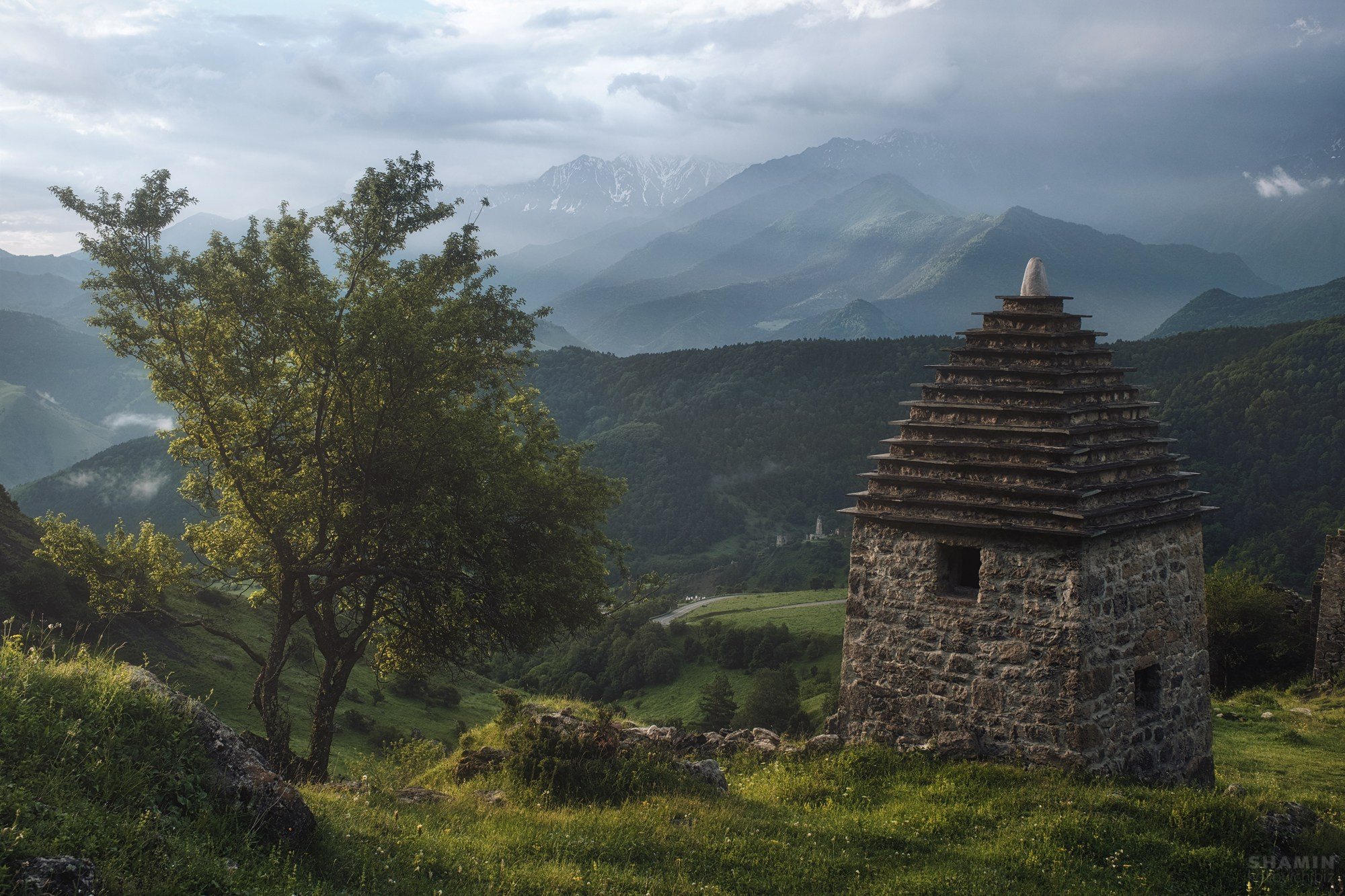 Пейзажи Ингушетии: горные хребты, башенные комплексы, долины и облака, снятые фотографом Константином Шаминым. Атмосферные кадры, передающие дух Кавказа, древнюю архитектуру и красоту природы Ингушетии. Фотограф Константин Шамин