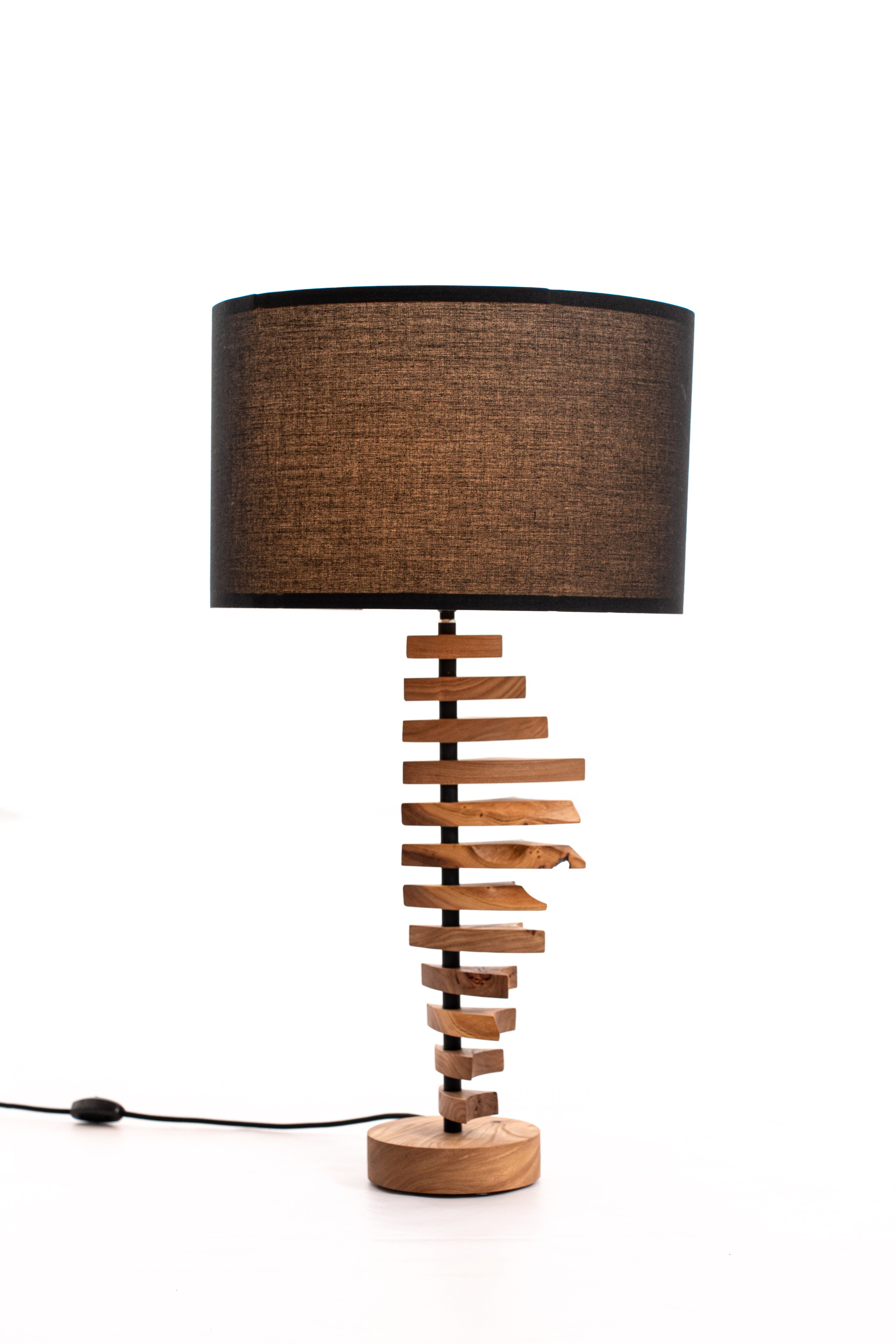 деревянный дизайнерский торшер на белом фоне