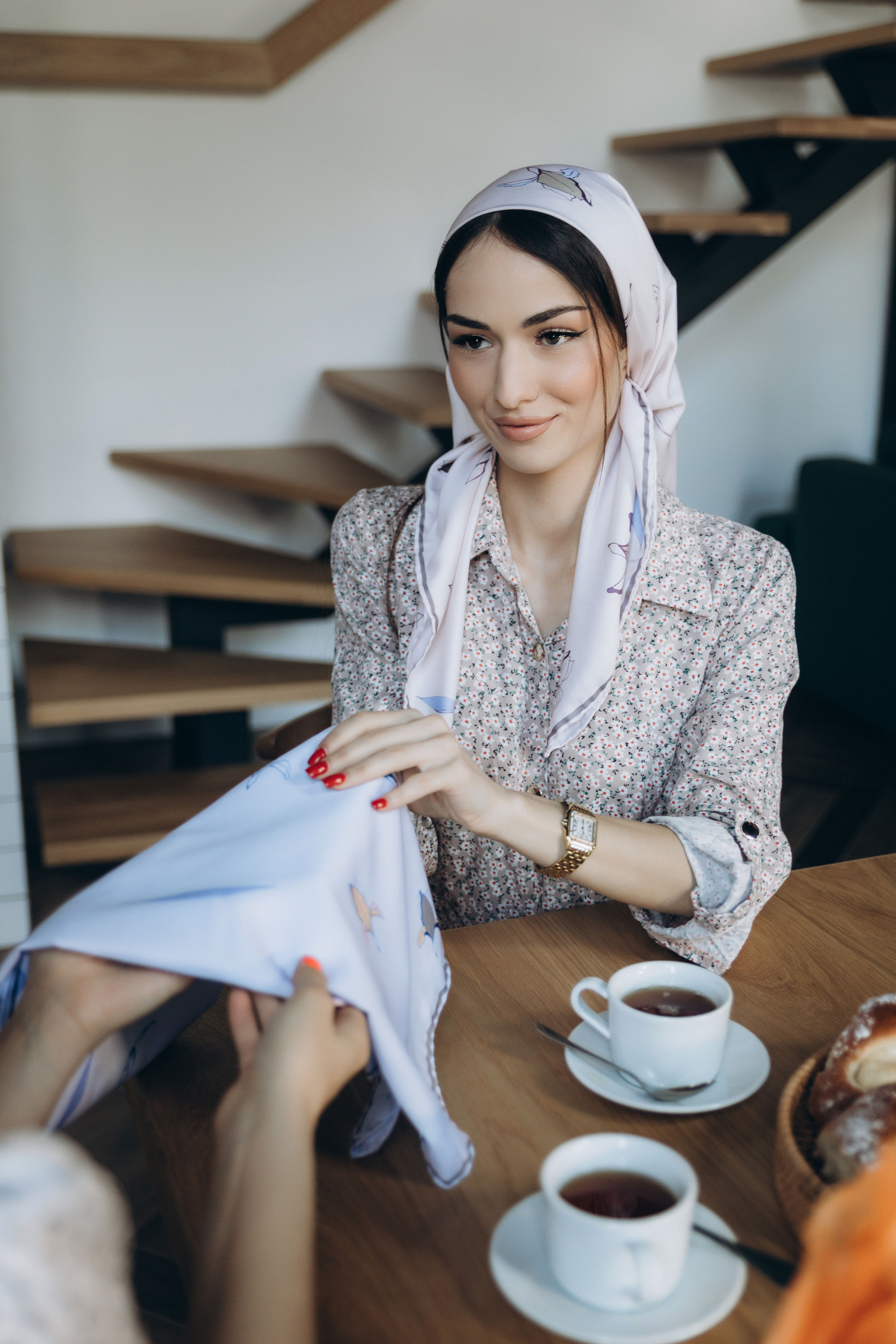 КОНТЕНТ (Дизайнерские платки). Photographer — Regina Sal’manova. Uray