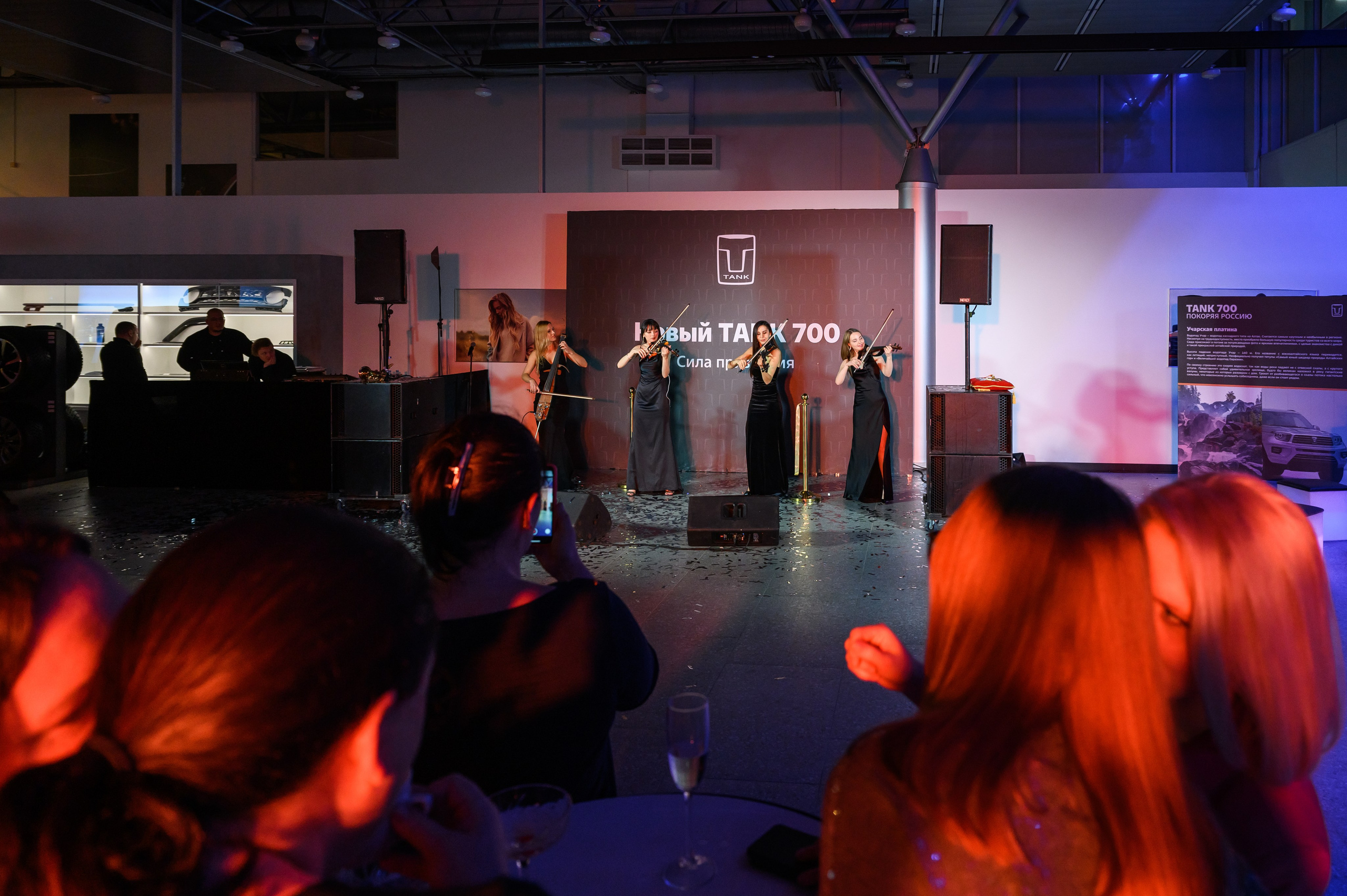 Автосалон Танк. Свадебный фотограф Москва Юрий Кульман