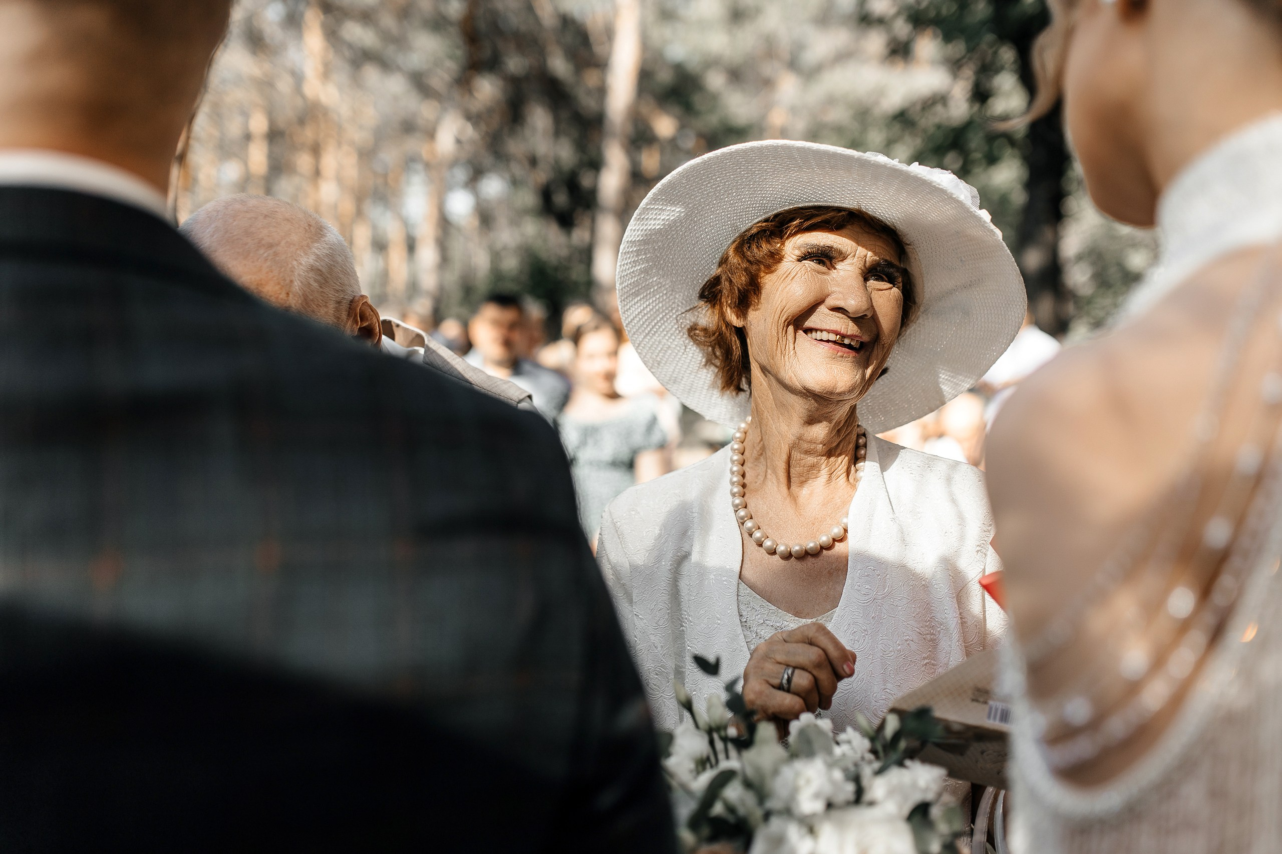 Здравствуйте! Я&nbsp;свадебный фотограф из&nbsp;Ульяновска, работаю в&nbsp;том числе по&nbsp;всей России и&nbsp;с&nbsp;выездом за&nbsp;границу. Снимаю свадьбы, lovestory, корпоративы, светский репортаж. Провожу обучение по&nbsp;фотографии, мастер-классы и&nbsp;воркшопы для других фотографов.