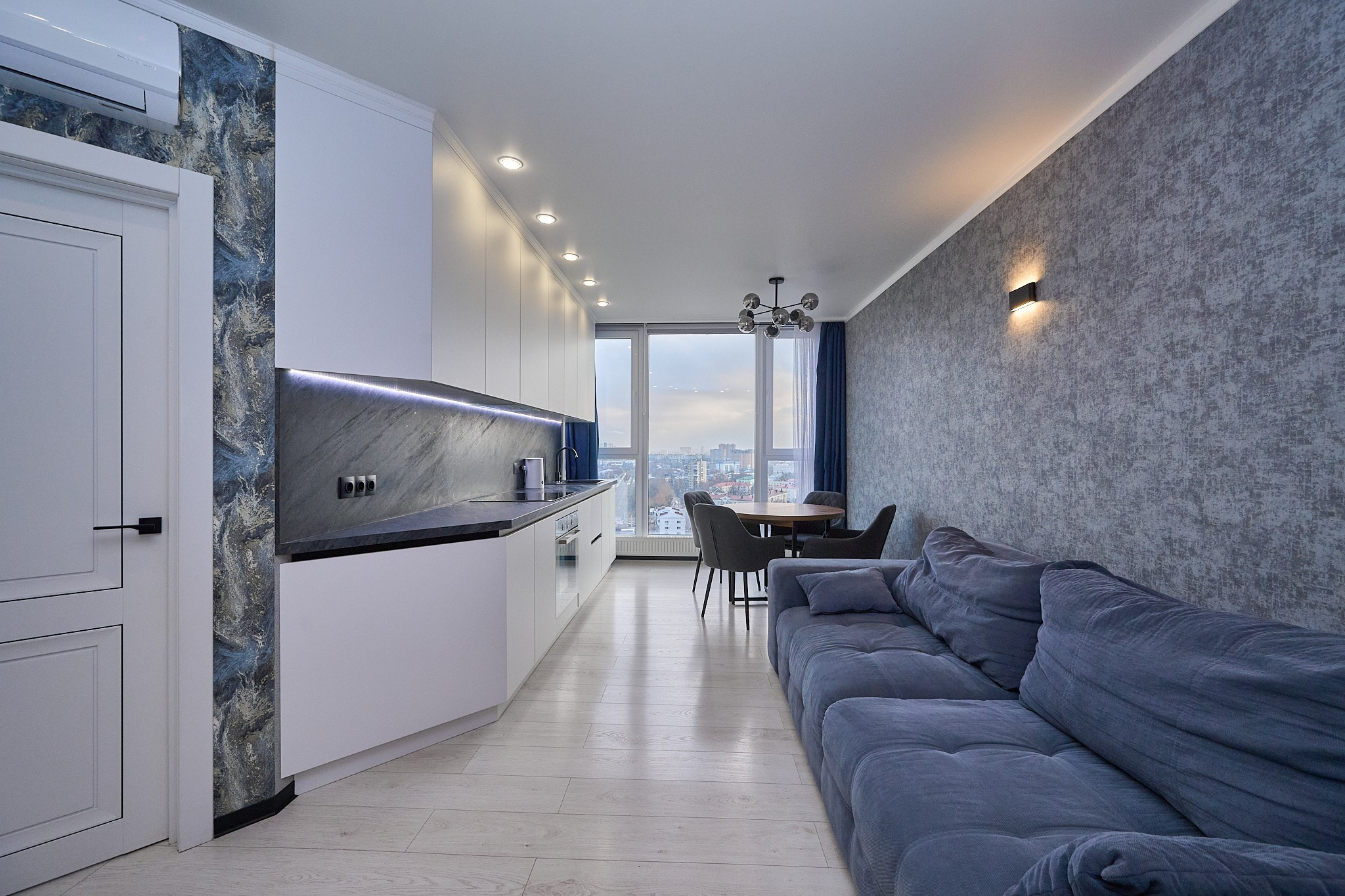 кухня белая дверь оттенки голубого синий диван голубо синие обоев 