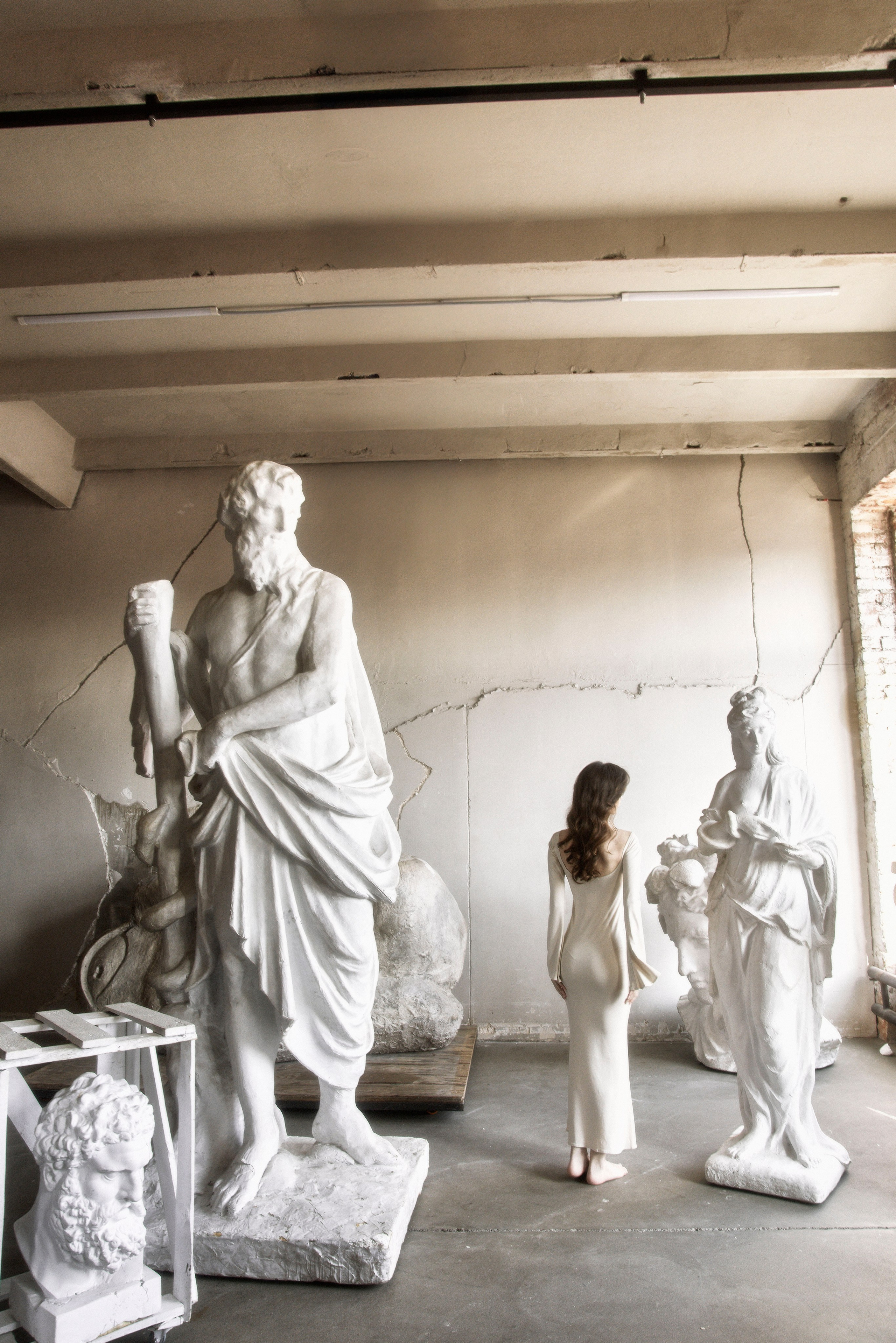 студийная съемка женский портрет фотограф спб питер фотограф фотосессия в студии женская съемка в студии с большими фигурами дувушка в белом платье скульптуры