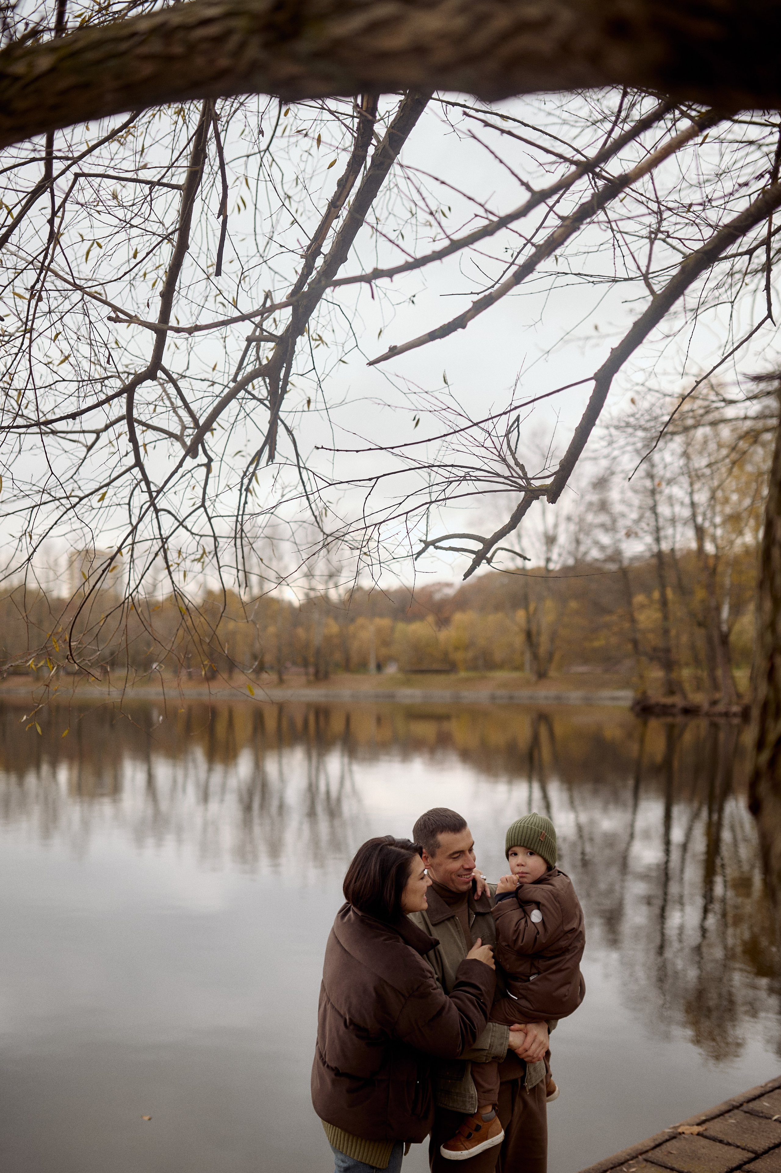 Вова, Юля и Максим в осеннем парке. Семейный и свадебный lifestyle-фотограф в Москве Мария Петрова
