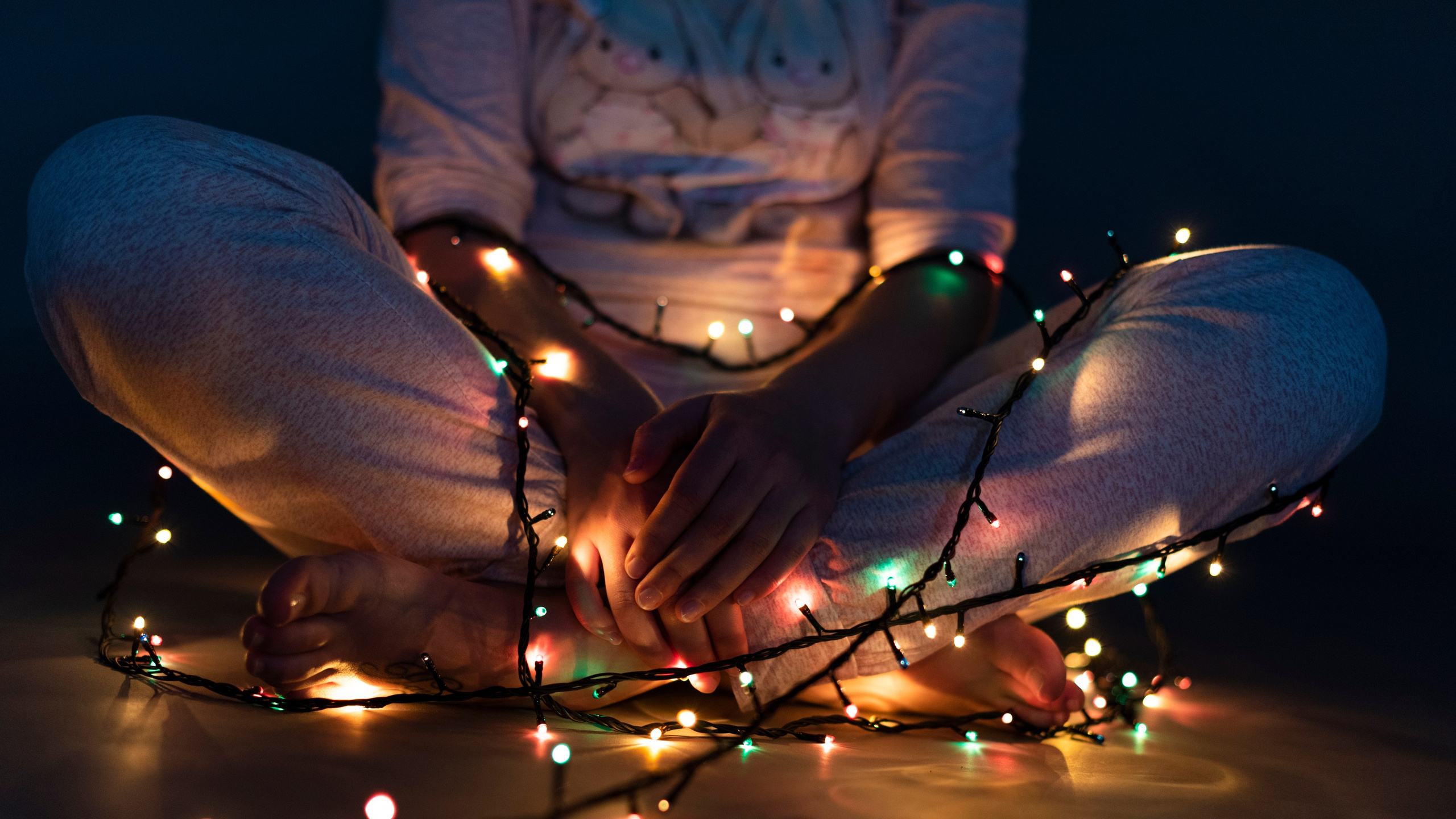 Фотопроект самоизоляция, сомнамбула, сновидческие видения, философия, одиночество, арт-фотография. девушка , гирлянды