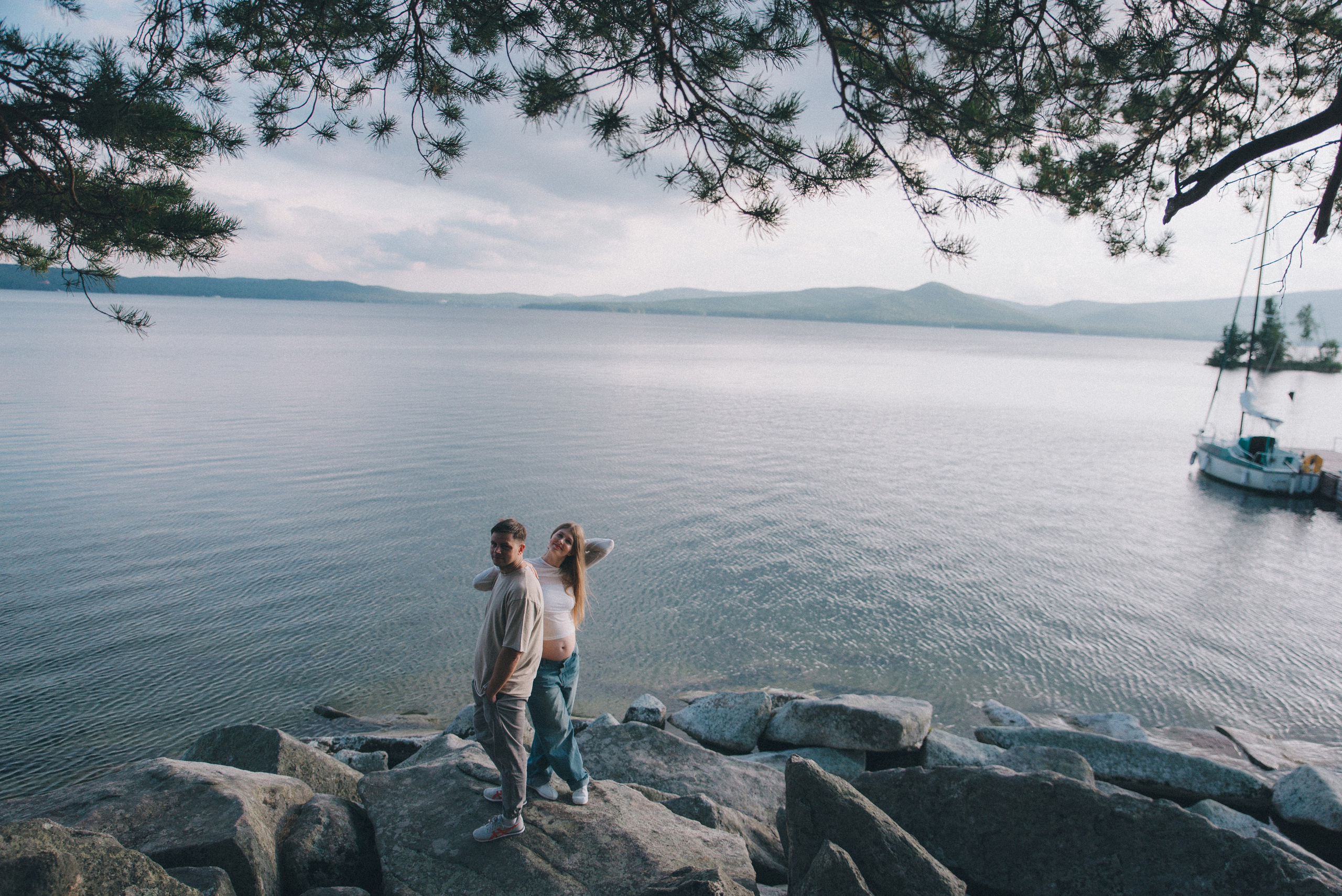 люди на камнях на берегу Тургояка