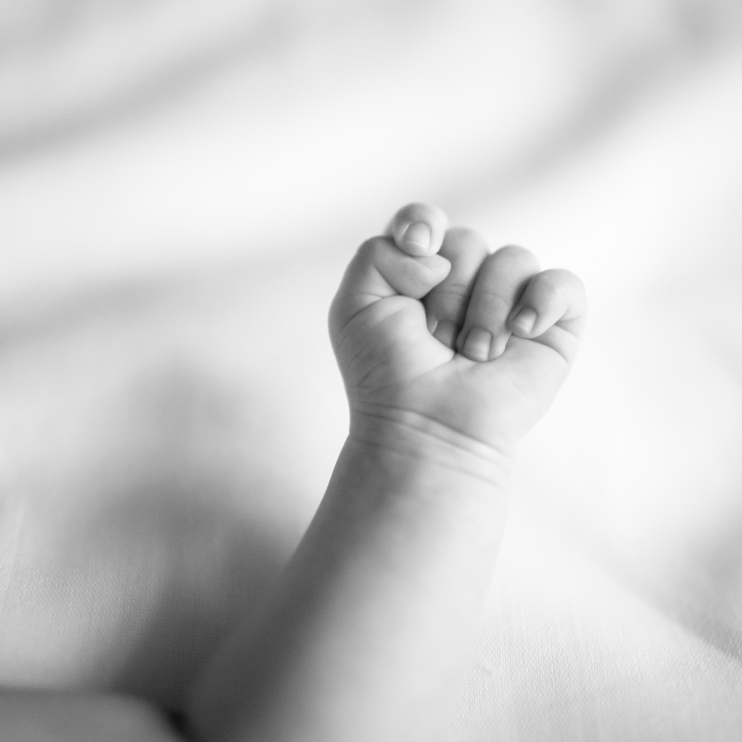 Черно-белая съемка новорожденной. Фотографы в Москве Светлана Устинова и Сергей Грачев