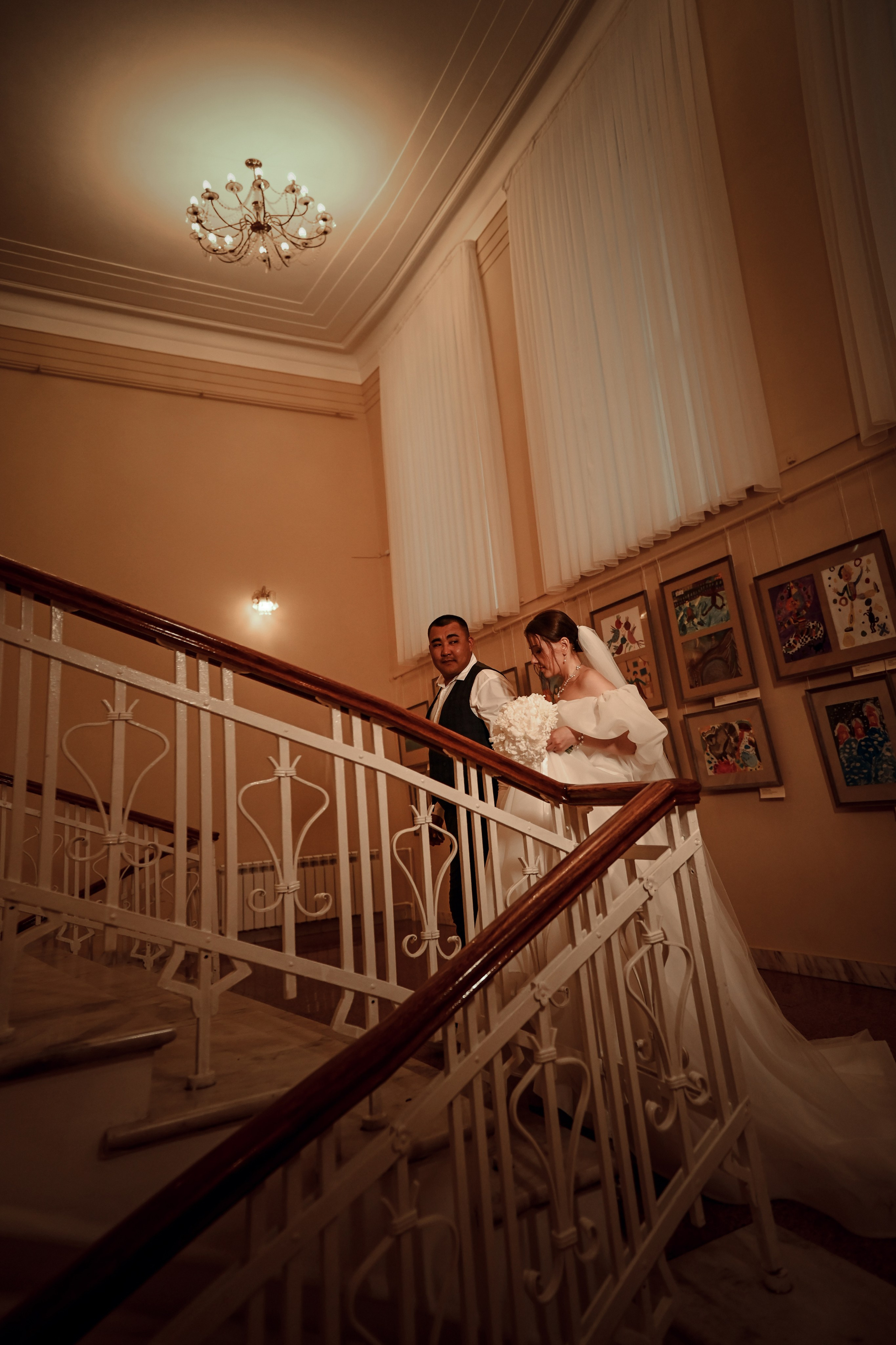 Небольшая свадебная серия в музее и прогулкой под дождем Эльмиры и Ризата. Свадебный, семейный, детский, контент фотограф в Омске Максим Ильин