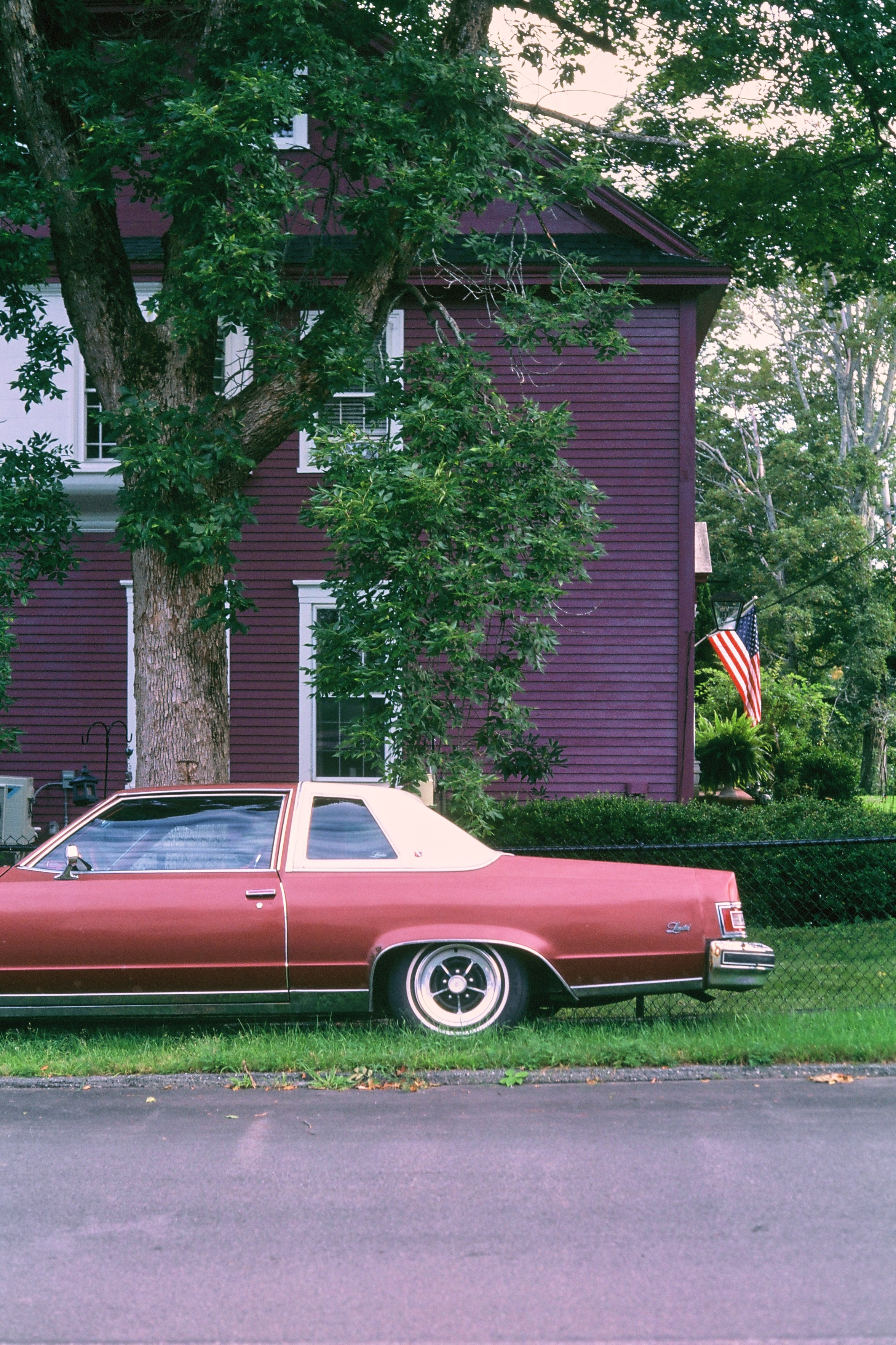 ретро автомобиль на фоне классического американского дома