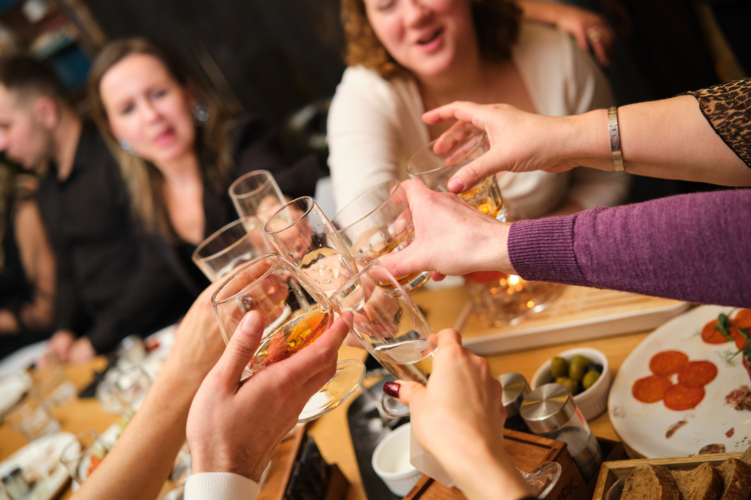 Фотосъёмка выпускного школы «Метатрикветра» в гастропабе «Особняк. Репортажный фотограф Дмитрий Литвинский. Минск, Беларусь, мир