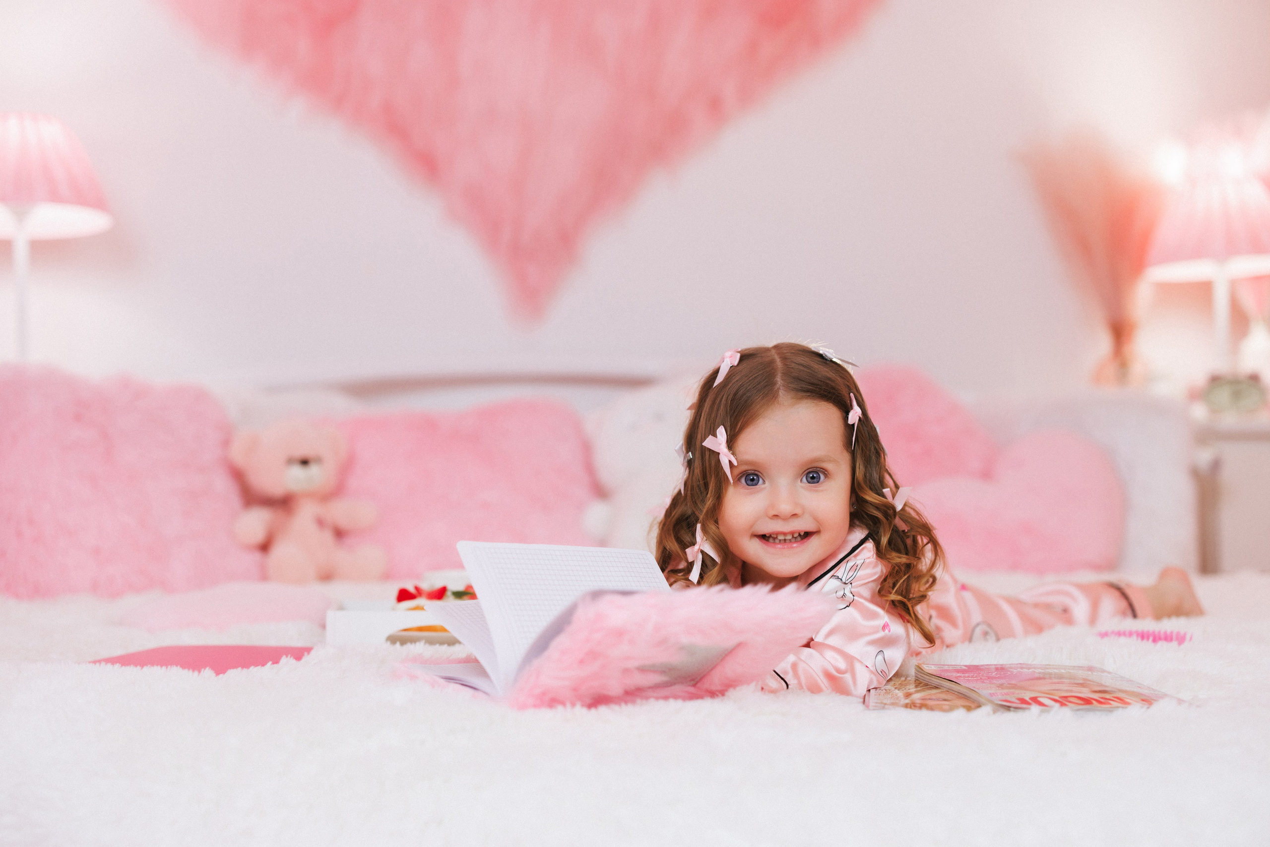 Фотосессия для девочек в интерьере розовой комнаты. Семейный и детский фотограф в Краснодаре Анна Трашкова