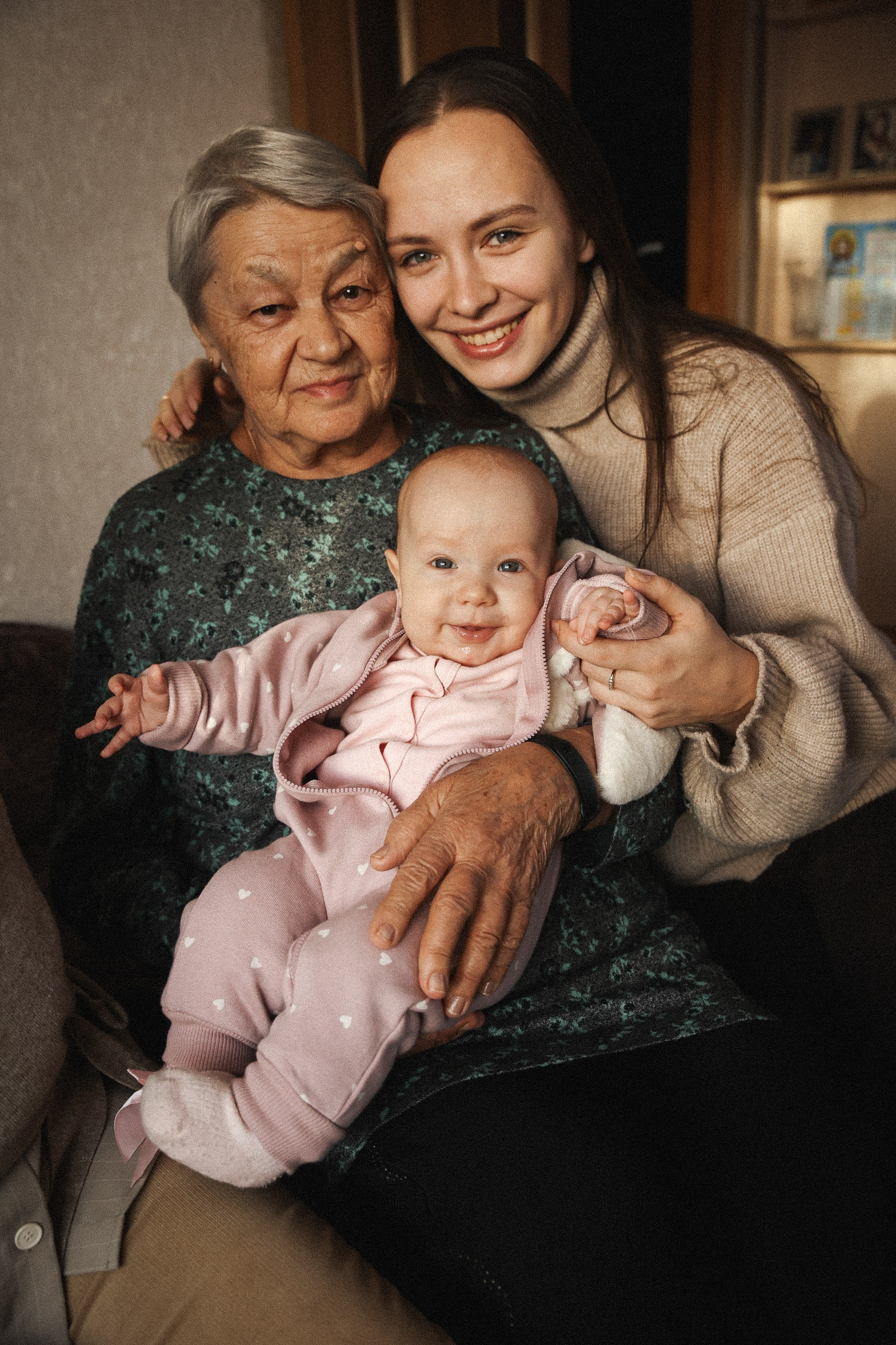 Семейная фотосессия домашняя фотосессия бабушка в гостях у бабушки. Фотограф Владимир Москва