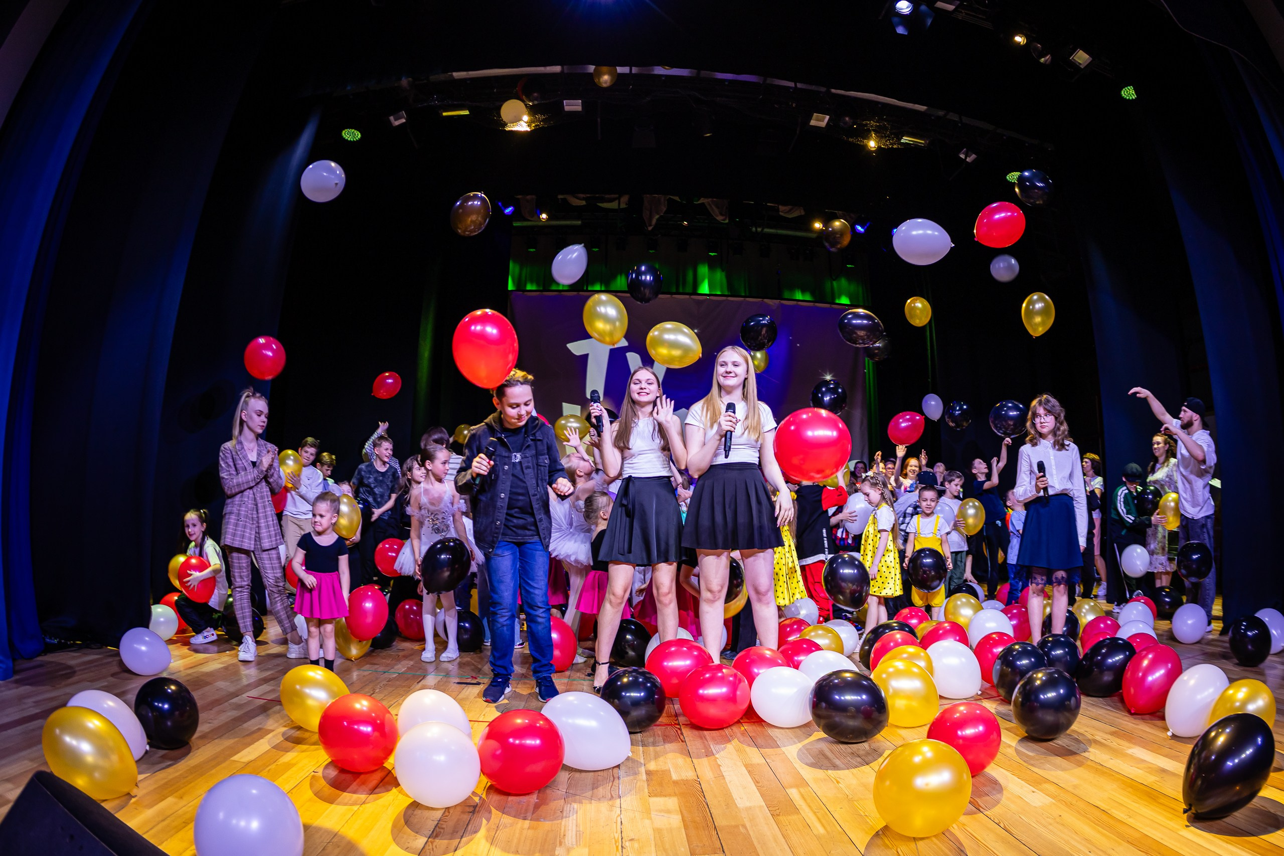 Фотография детских коллективов на сцене