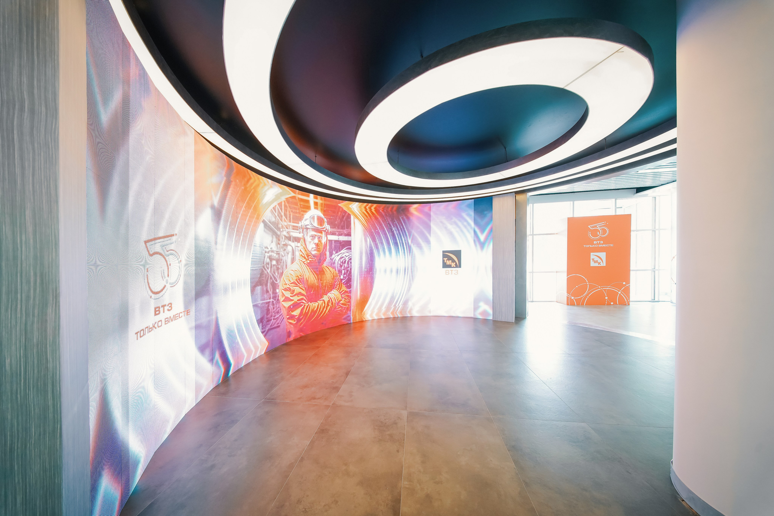 Фойе заводоуправления ВТЗ. Фотограф Никита Барановский