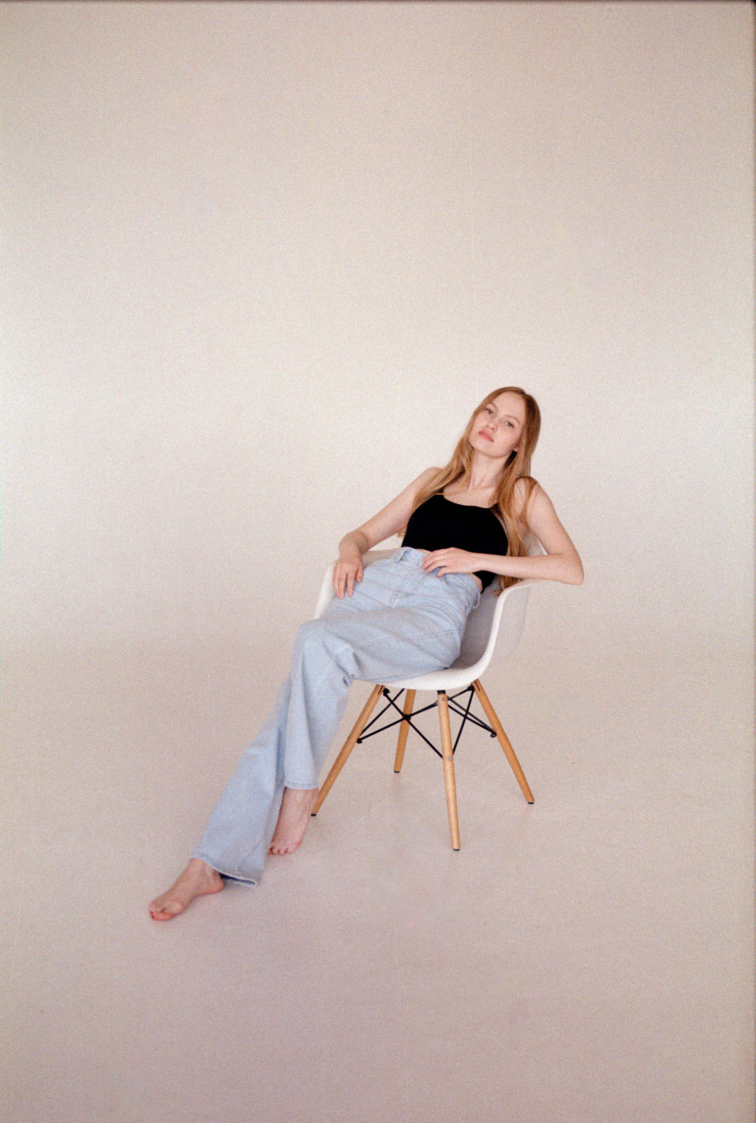 Данный тест проводился в студии на большой циклораме с естественным светом от окна.Kodak Pro Image 100 даёт слегка приглушённые цвета. Пленка более деликатная, сдержанная. Предназначена для съемки лав-стори, портретной, свадебной фотографии. В целом пленка мне понравилась, особенно тем, как обыгрывает красный цвет. Красный уходит в холодно-розовый, местами холодно-коралловый.Model: Аня Жулановаcamera: canon eos 650lens1: sigma art 50 mm 1.4film: Kodak Pro Image 100