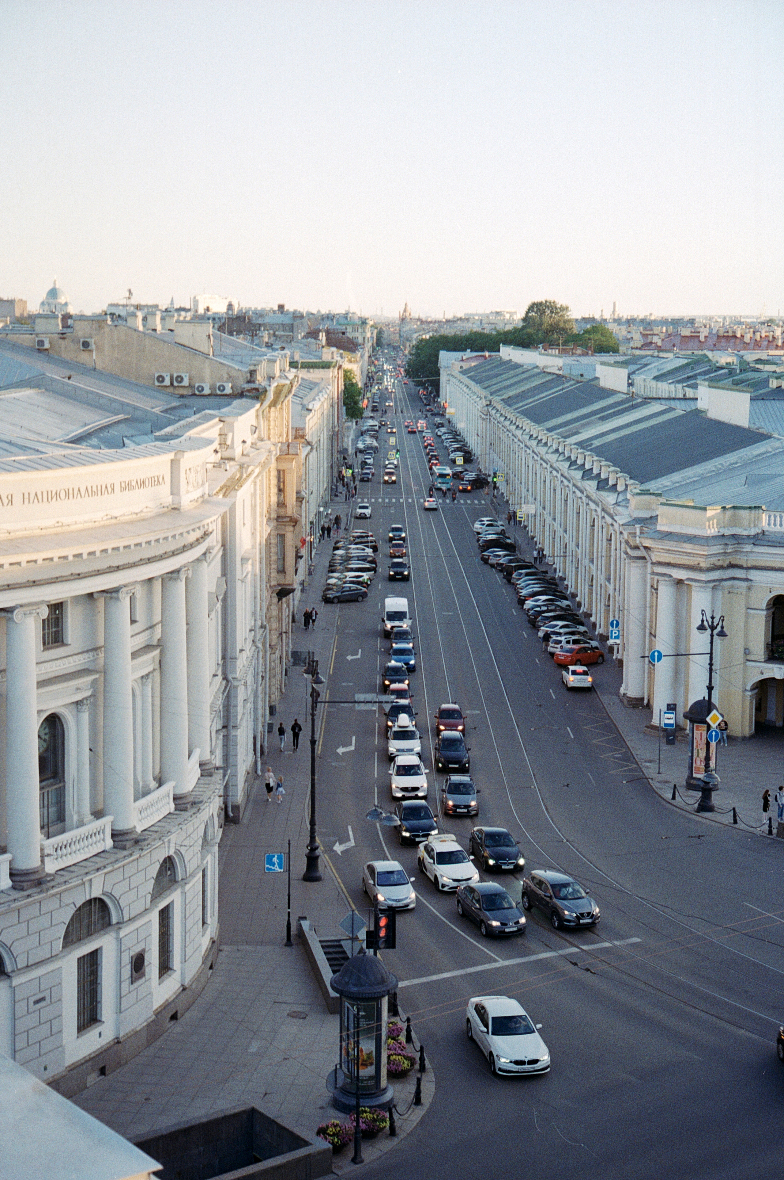 Kodak Pro Image 100 — эта пленка что-то вроде переходного звена в цепочке любительских и профессиональных пленок Kodak. При том, что по паспорту она называется профессиональной. Цвета фотопленки Kodak Pro Image 100 — как будто немного выгоревшие, слегка приглушенные, контраст фотографий невысокий, чтобы фотографии получились более контрастными, я решил поснимать на эту плёнку во время заката на крышах Санкт-Петербурга. Для сравнения также сделал пару снимком в облачную погоду и контраст фотографий сразу упал.Сканирование выполнили @fiksage_lab_________________________camera: Сanon eos 650lens: Canon 24-105 4.0L ISfilm: Kodak Pro Image 100_________________________Санкт-Петербург, июнь 2022