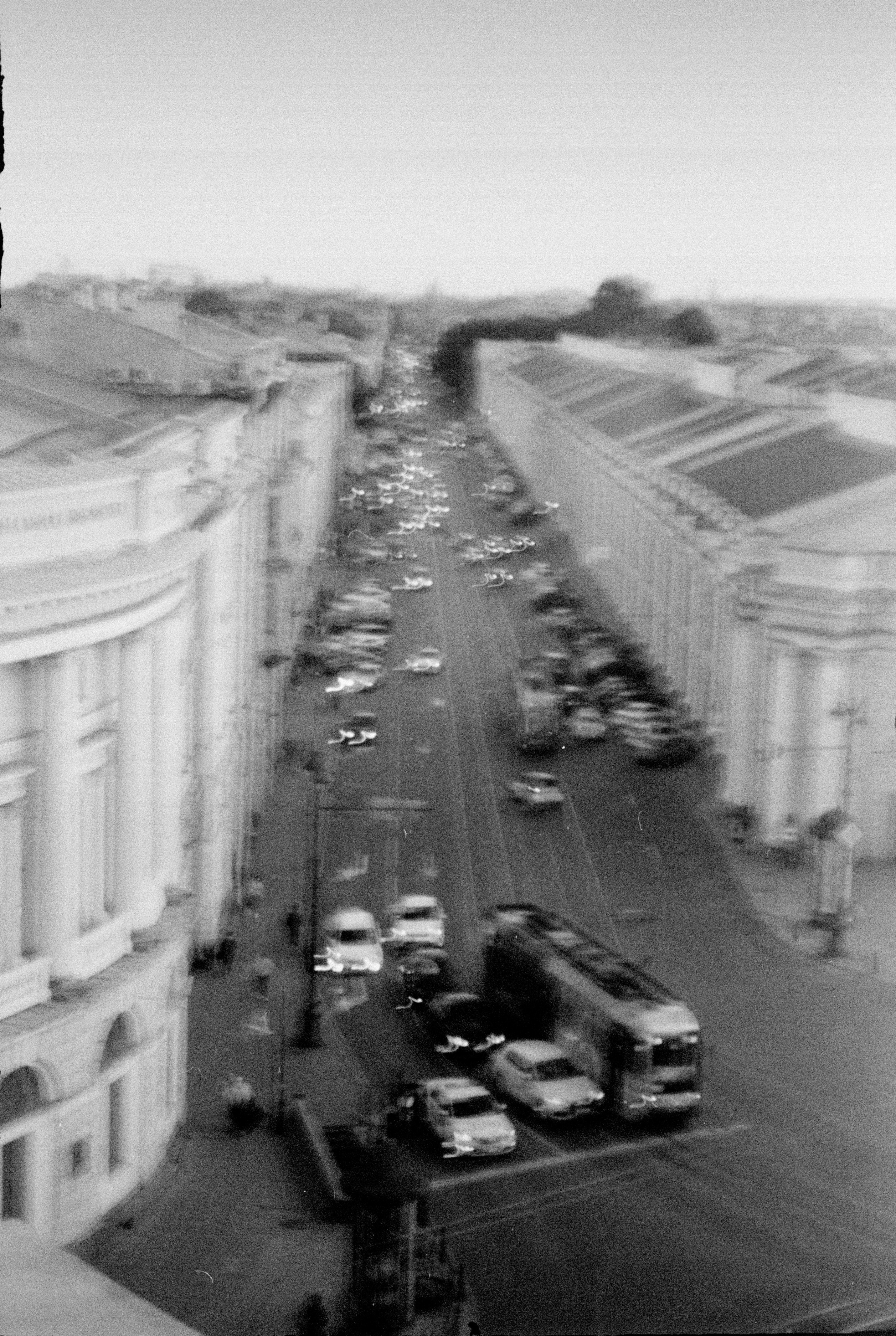 Не всегда удобно с собой брать что-то зеркальное и с тяжёлой оптикой, поэтому в моём парке плёночных фотоаппаратов появился этот — Olympus SuperZOOM 80s.Olympus SuperZOOM 80s — полностью автоматическая винтажная 35-миллиметровая компактная камера. Производилась в 2005 году. Эта камера была одной из последних моделей, которые Olympus выпустил на рынок. Не буду расписывать её характеристики, там всё стандартно для такого типа камер, но есть один весомый аргумент почему именно её я оставил себе — это питание от стандартных АА батареек, которые можно купить даже в самой глухой деревне, у большинства конкурентов питание задействовано на элементах cr123a или cr2.Тест этой камеры сделал с Фотопленка Тасма Aero 100 с истёкшим сроком годности в 1990 г. Не смотря на возраст плёнки в 30+ лет, она довольно хорошо сохранилась. Плёнка с умеренным контрастом и мелкозернистая.__________________________camera: Olympus SuperZOOM 80s.film: Тасма Aero 100 (просрок от 1990 г.)_________________________Санкт-Петербург, июнь 2022