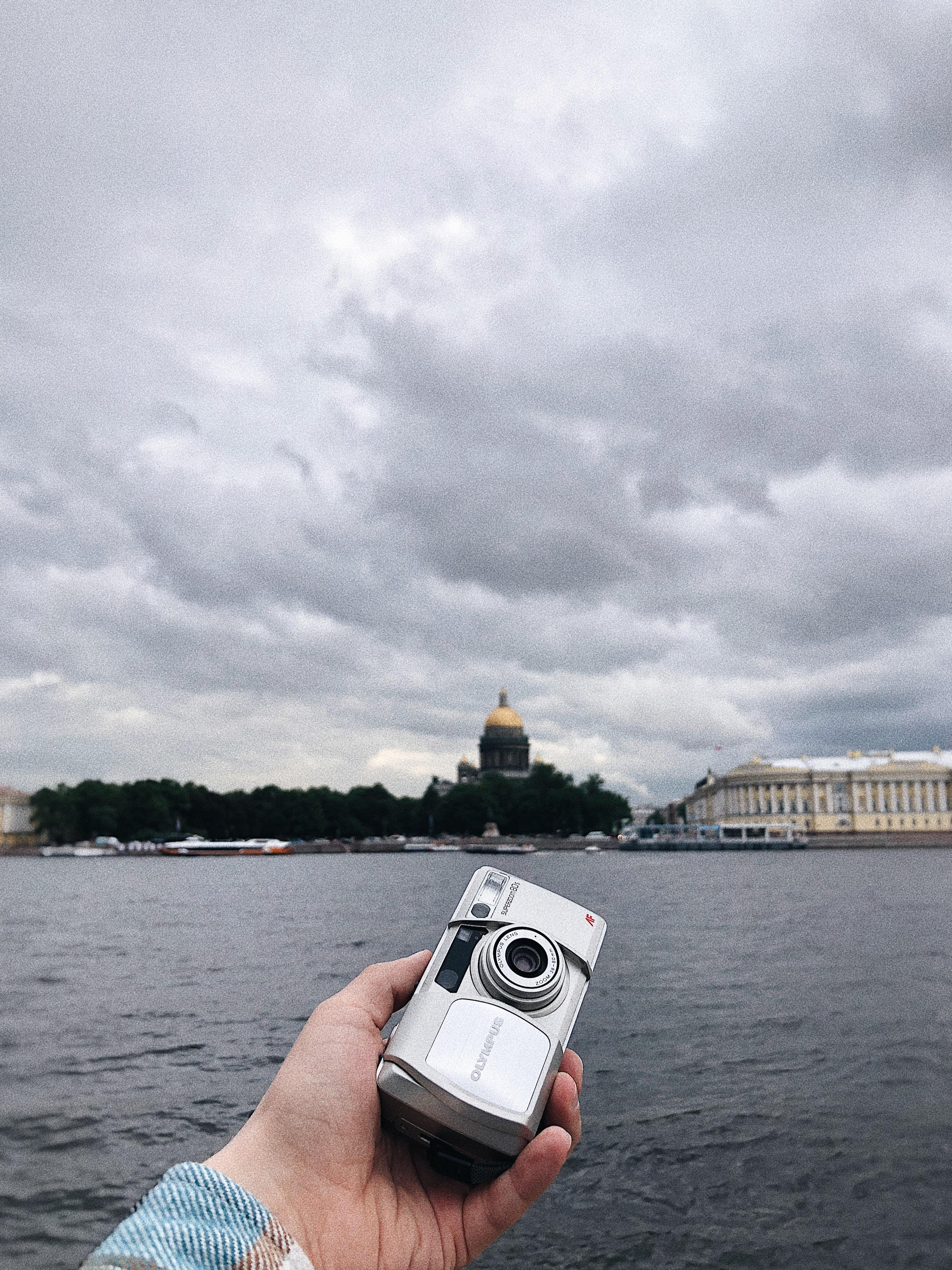 Не всегда удобно с собой брать что-то зеркальное и с тяжёлой оптикой, поэтому в моём парке плёночных фотоаппаратов появился этот — Olympus SuperZOOM 80s.Olympus SuperZOOM 80s — полностью автоматическая винтажная 35-миллиметровая компактная камера. Производилась в 2005 году. Эта камера была одной из последних моделей, которые Olympus выпустил на рынок. Не буду расписывать её характеристики, там всё стандартно для такого типа камер, но есть один весомый аргумент почему именно её я оставил себе — это питание от стандартных АА батареек, которые можно купить даже в самой глухой деревне, у большинства конкурентов питание задействовано на элементах cr123a или cr2.Тест этой камеры сделал с Фотопленка Тасма Aero 100 с истёкшим сроком годности в 1990 г. Не смотря на возраст плёнки в 30+ лет, она довольно хорошо сохранилась. Плёнка с умеренным контрастом и мелкозернистая.__________________________camera: Olympus SuperZOOM 80s.film: Тасма Aero 100 (просрок от 1990 г.)_________________________Санкт-Петербург, июнь 2022