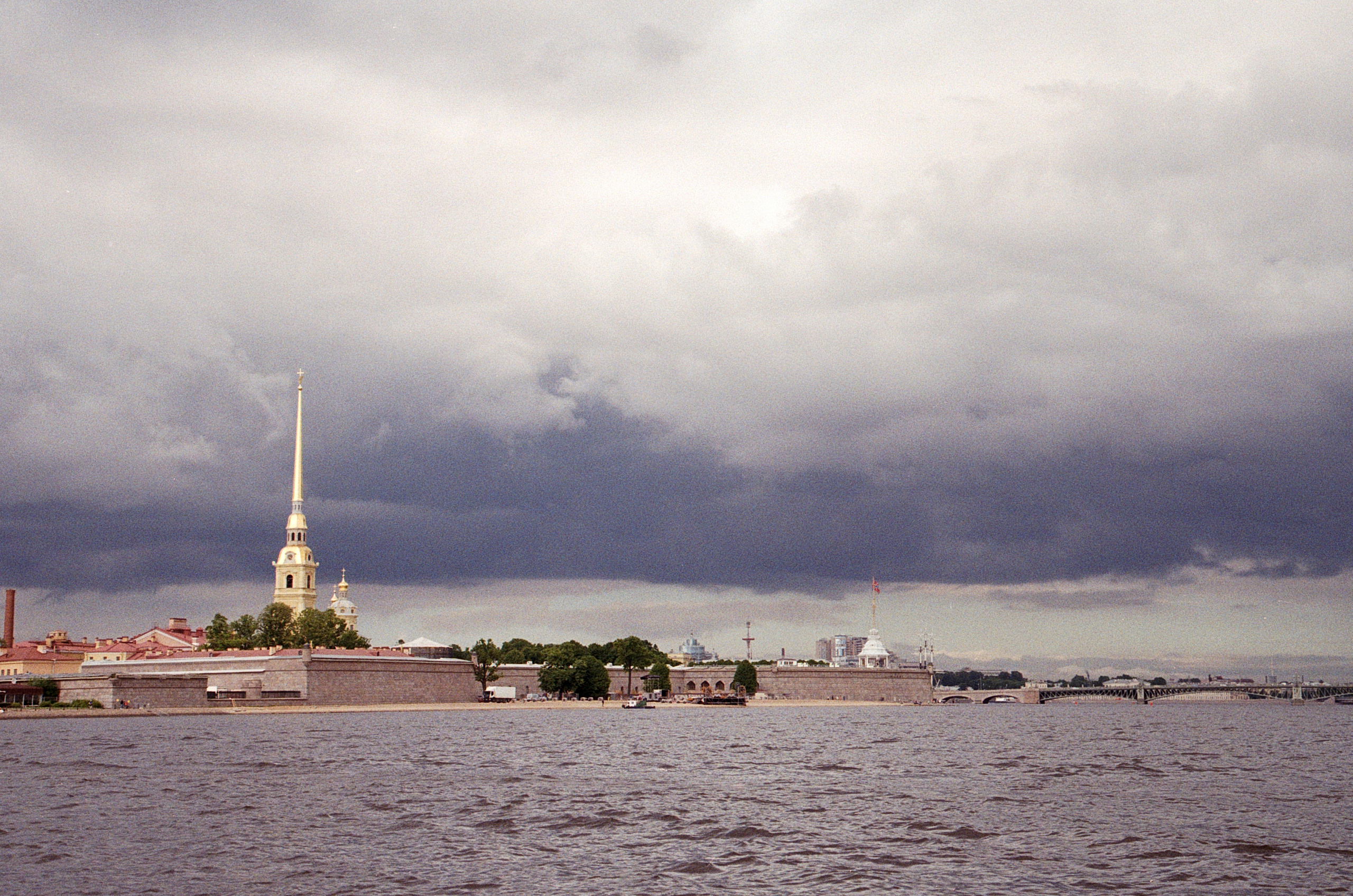 Kodak Pro Image 100 — эта пленка что-то вроде переходного звена в цепочке любительских и профессиональных пленок Kodak. При том, что по паспорту она называется профессиональной. Цвета фотопленки Kodak Pro Image 100 — как будто немного выгоревшие, слегка приглушенные, контраст фотографий невысокий, чтобы фотографии получились более контрастными, я решил поснимать на эту плёнку во время заката на крышах Санкт-Петербурга. Для сравнения также сделал пару снимком в облачную погоду и контраст фотографий сразу упал.Сканирование выполнили @fiksage_lab_________________________camera: Сanon eos 650lens: Canon 24-105 4.0L ISfilm: Kodak Pro Image 100_________________________Санкт-Петербург, июнь 2022