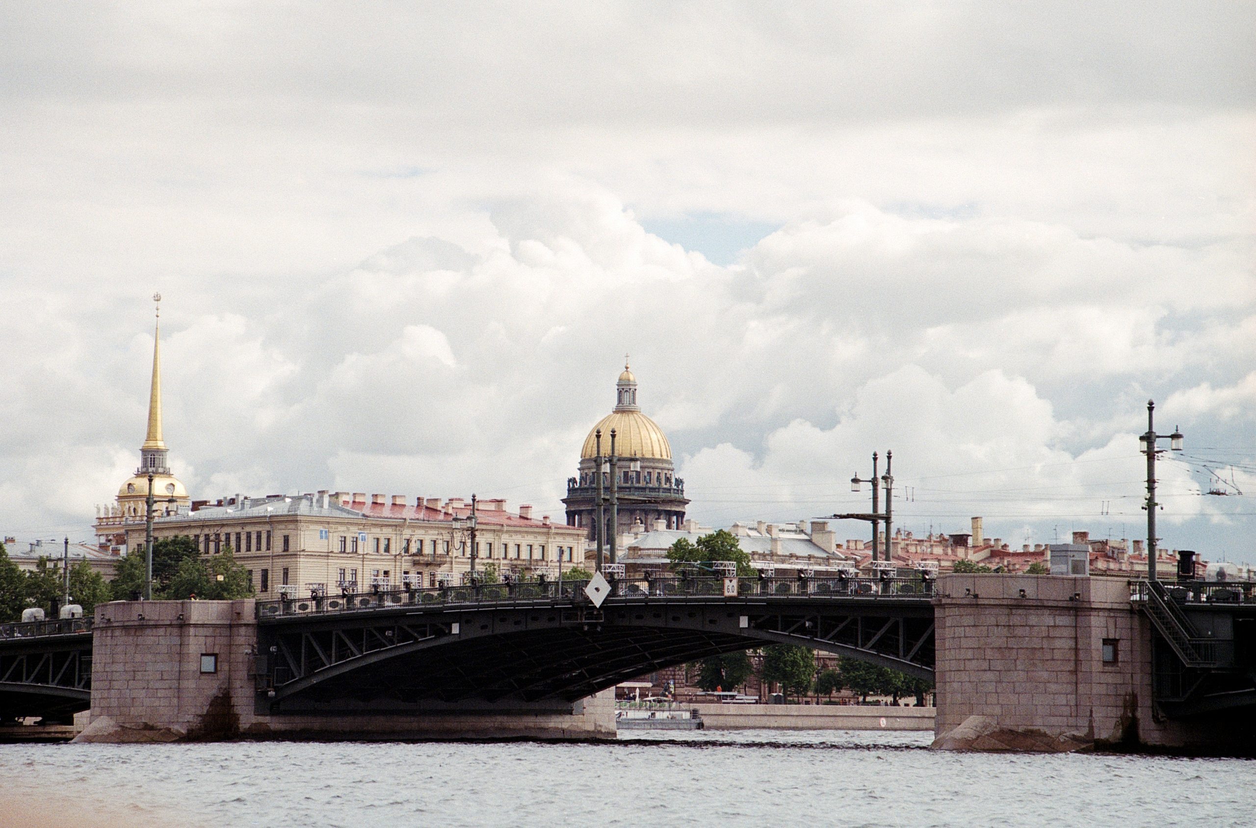 Kodak Pro Image 100 — эта пленка что-то вроде переходного звена в цепочке любительских и профессиональных пленок Kodak. При том, что по паспорту она называется профессиональной. Цвета фотопленки Kodak Pro Image 100 — как будто немного выгоревшие, слегка приглушенные, контраст фотографий невысокий, чтобы фотографии получились более контрастными, я решил поснимать на эту плёнку во время заката на крышах Санкт-Петербурга. Для сравнения также сделал пару снимком в облачную погоду и контраст фотографий сразу упал.Сканирование выполнили @fiksage_lab_________________________camera: Сanon eos 650lens: Canon 24-105 4.0L ISfilm: Kodak Pro Image 100_________________________Санкт-Петербург, июнь 2022