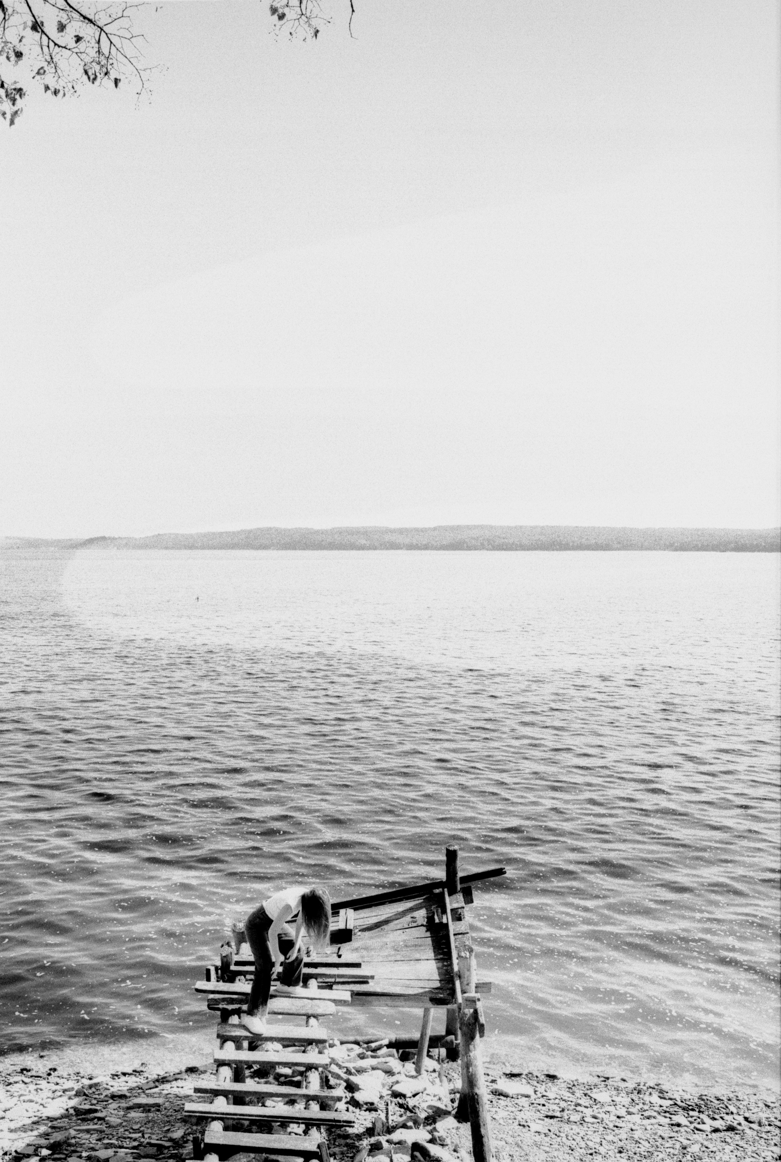 Это второй эксперимент ТАСМА 400 тип-42л. Первый тест был сделан в помещении без яркого света, фотографии в этой публикации снимались при солнце в зените, в таких условия кадры получились сильно переэкспонированные.Информация о плёнке — пришла небольшая партия бракованной фотоплёнки, по какой-то причине вся плёнка слиплась и приобрела рандомные спецэффекты в виде светлых пятен и полос.Model: Мария Кравецcamera: canon eos 650lens: sigma art 35 mm 1.4film: ТАСМА 400 тип-42л