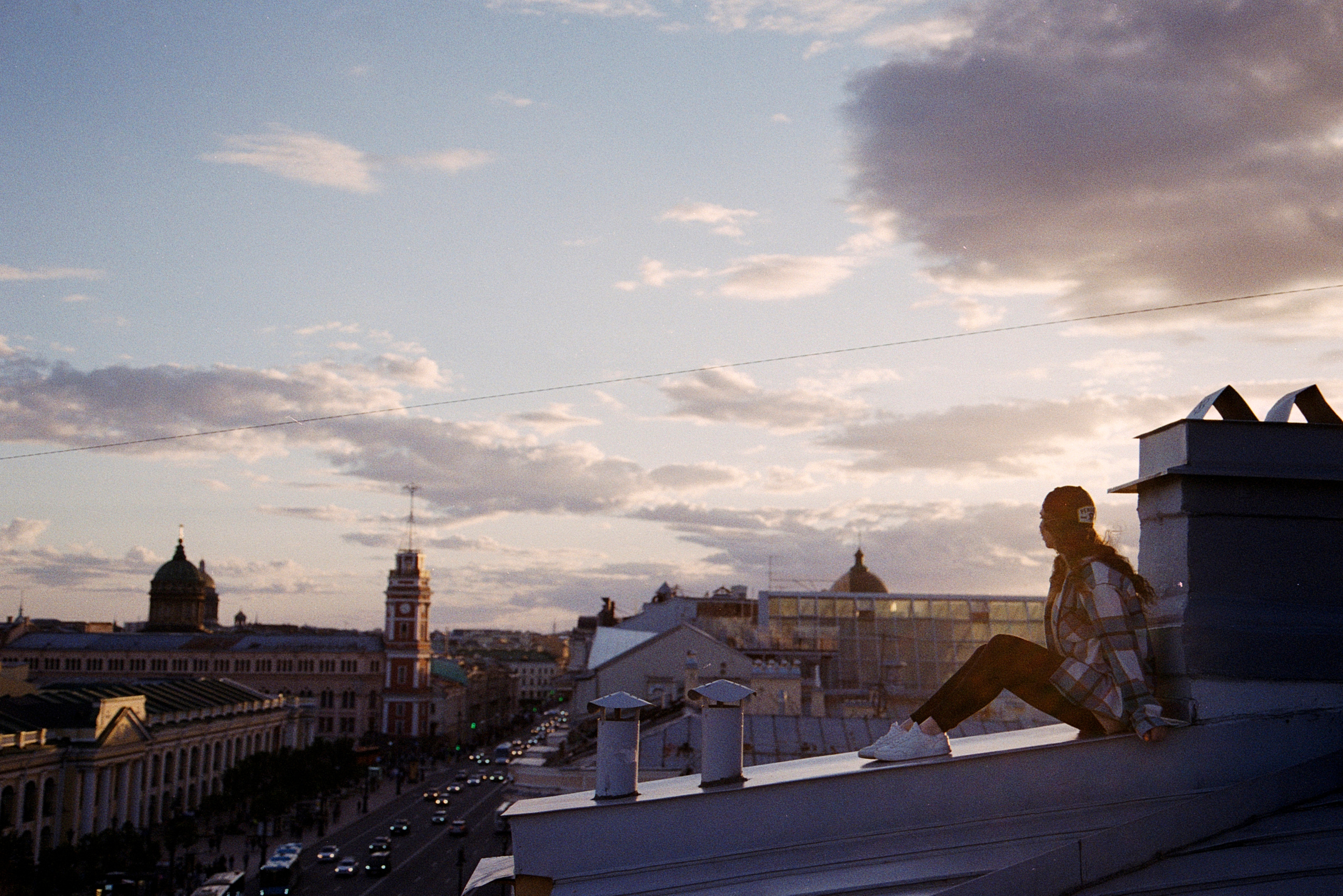 Kodak Pro Image 100 — эта пленка что-то вроде переходного звена в цепочке любительских и профессиональных пленок Kodak. При том, что по паспорту она называется профессиональной. Цвета фотопленки Kodak Pro Image 100 — как будто немного выгоревшие, слегка приглушенные, контраст фотографий невысокий, чтобы фотографии получились более контрастными, я решил поснимать на эту плёнку во время заката на крышах Санкт-Петербурга. Для сравнения также сделал пару снимком в облачную погоду и контраст фотографий сразу упал.Сканирование выполнили @fiksage_lab_________________________camera: Сanon eos 650lens: Canon 24-105 4.0L ISfilm: Kodak Pro Image 100_________________________Санкт-Петербург, июнь 2022