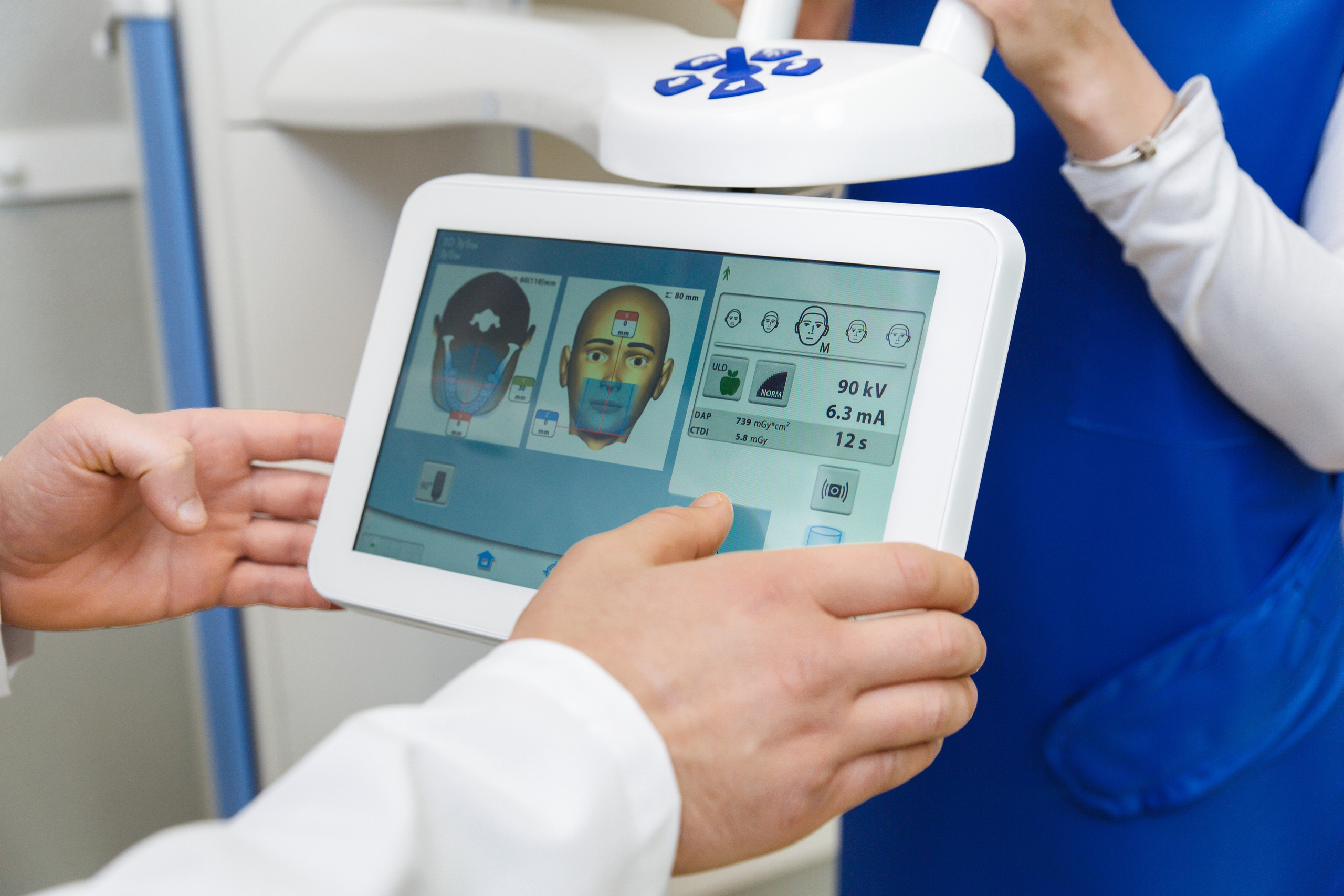 Создание контента для кабинета — дентальной диагностикиБыла проведена фотосъёмка для наполнения сайта и социальных сетей визуальным контентом.Были выполнены следующие задачи:— выезд на локацию перед съёмкой,— составление плана съёмки,— подготовка мудборда,— поиск моделей,— согласование съёмки с моделями, визажистом и заказчиком.— фотосъёмка томографа,— постановочная съёмка с моделями,— интерьерная съёмка,— постобработка фотографий.