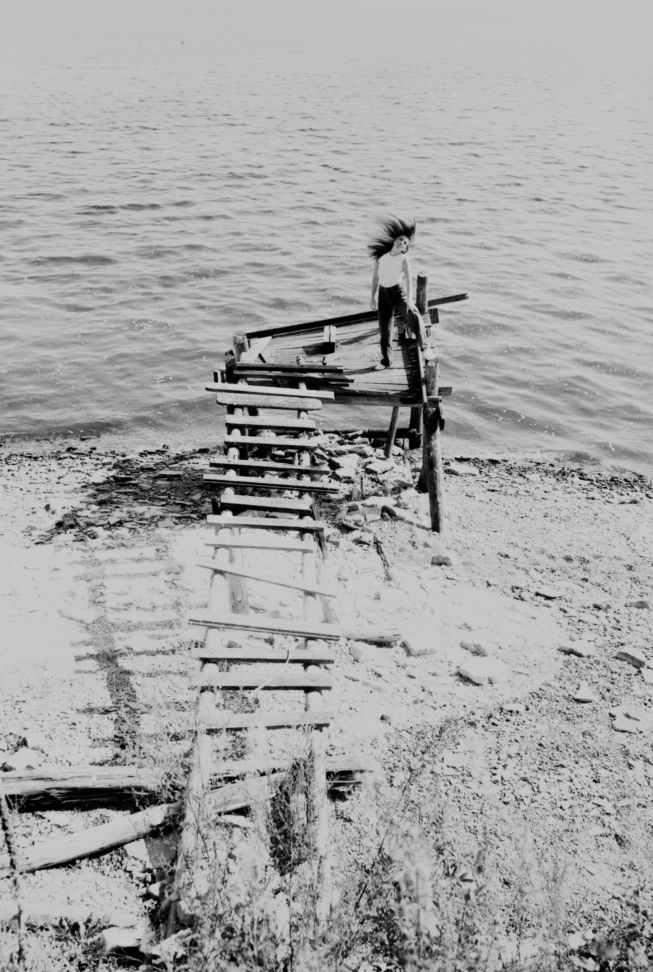 Это второй эксперимент ТАСМА 400 тип-42л. Первый тест был сделан в помещении без яркого света, фотографии в этой публикации снимались при солнце в зените, в таких условия кадры получились сильно переэкспонированные.Информация о плёнке — пришла небольшая партия бракованной фотоплёнки, по какой-то причине вся плёнка слиплась и приобрела рандомные спецэффекты в виде светлых пятен и полос.Model: Мария Кравецcamera: canon eos 650lens: sigma art 35 mm 1.4film: ТАСМА 400 тип-42л