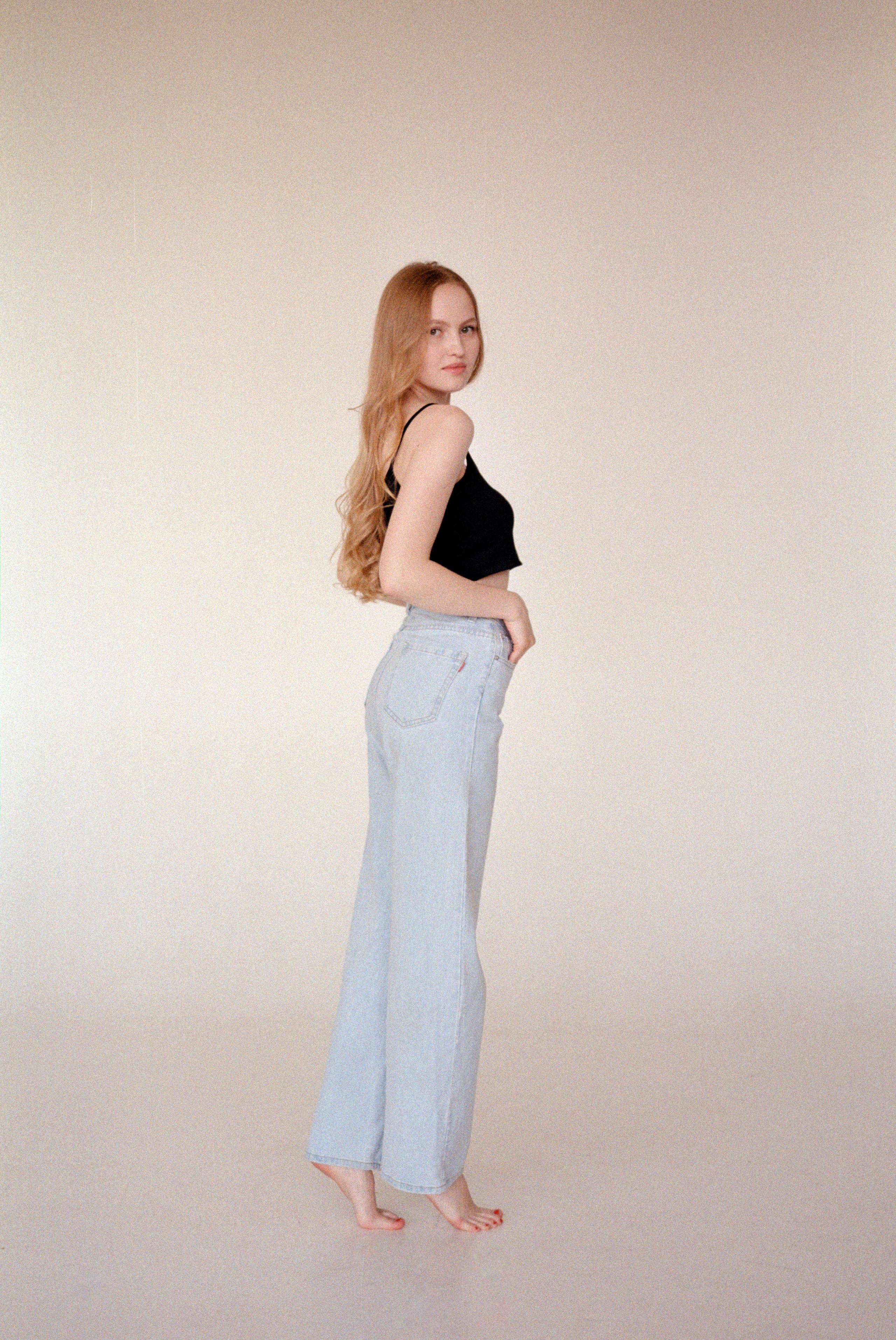 Данный тест проводился в студии на большой циклораме с естественным светом от окна.Kodak Pro Image 100 даёт слегка приглушённые цвета. Пленка более деликатная, сдержанная. Предназначена для съемки лав-стори, портретной, свадебной фотографии. В целом пленка мне понравилась, особенно тем, как обыгрывает красный цвет. Красный уходит в холодно-розовый, местами холодно-коралловый.Model: Аня Жулановаcamera: canon eos 650lens1: sigma art 50 mm 1.4film: Kodak Pro Image 100