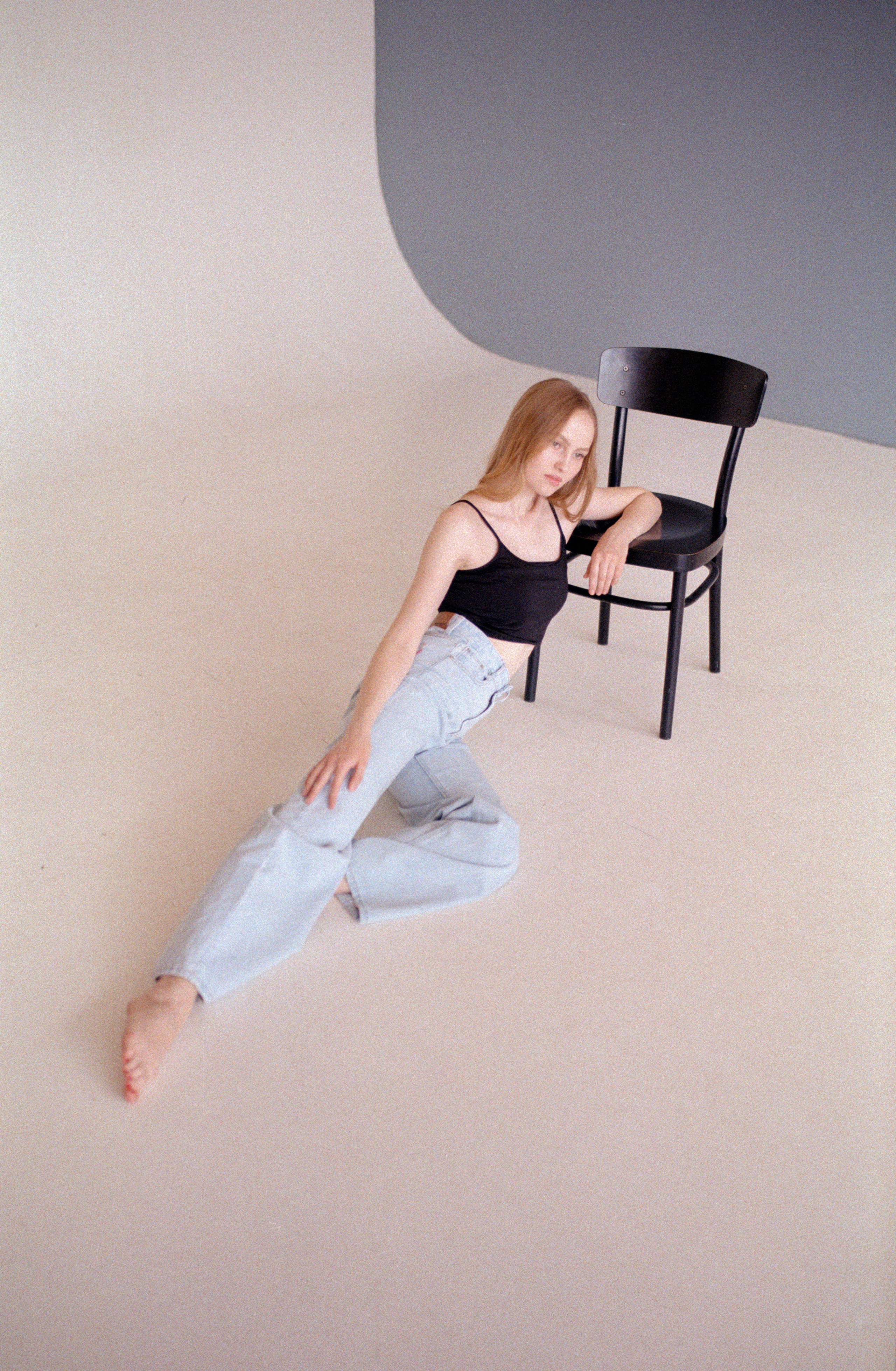 Данный тест проводился в студии на большой циклораме с естественным светом от окна.Kodak Pro Image 100 даёт слегка приглушённые цвета. Пленка более деликатная, сдержанная. Предназначена для съемки лав-стори, портретной, свадебной фотографии. В целом пленка мне понравилась, особенно тем, как обыгрывает красный цвет. Красный уходит в холодно-розовый, местами холодно-коралловый.Model: Аня Жулановаcamera: canon eos 650lens1: sigma art 50 mm 1.4film: Kodak Pro Image 100